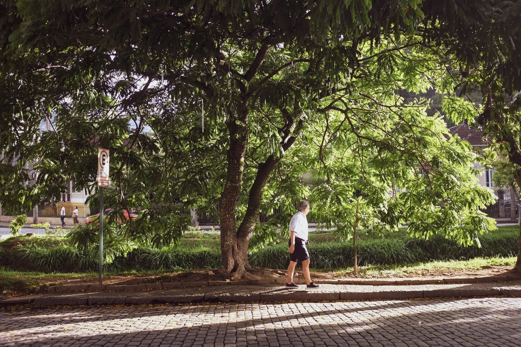 Detrás de una fachada