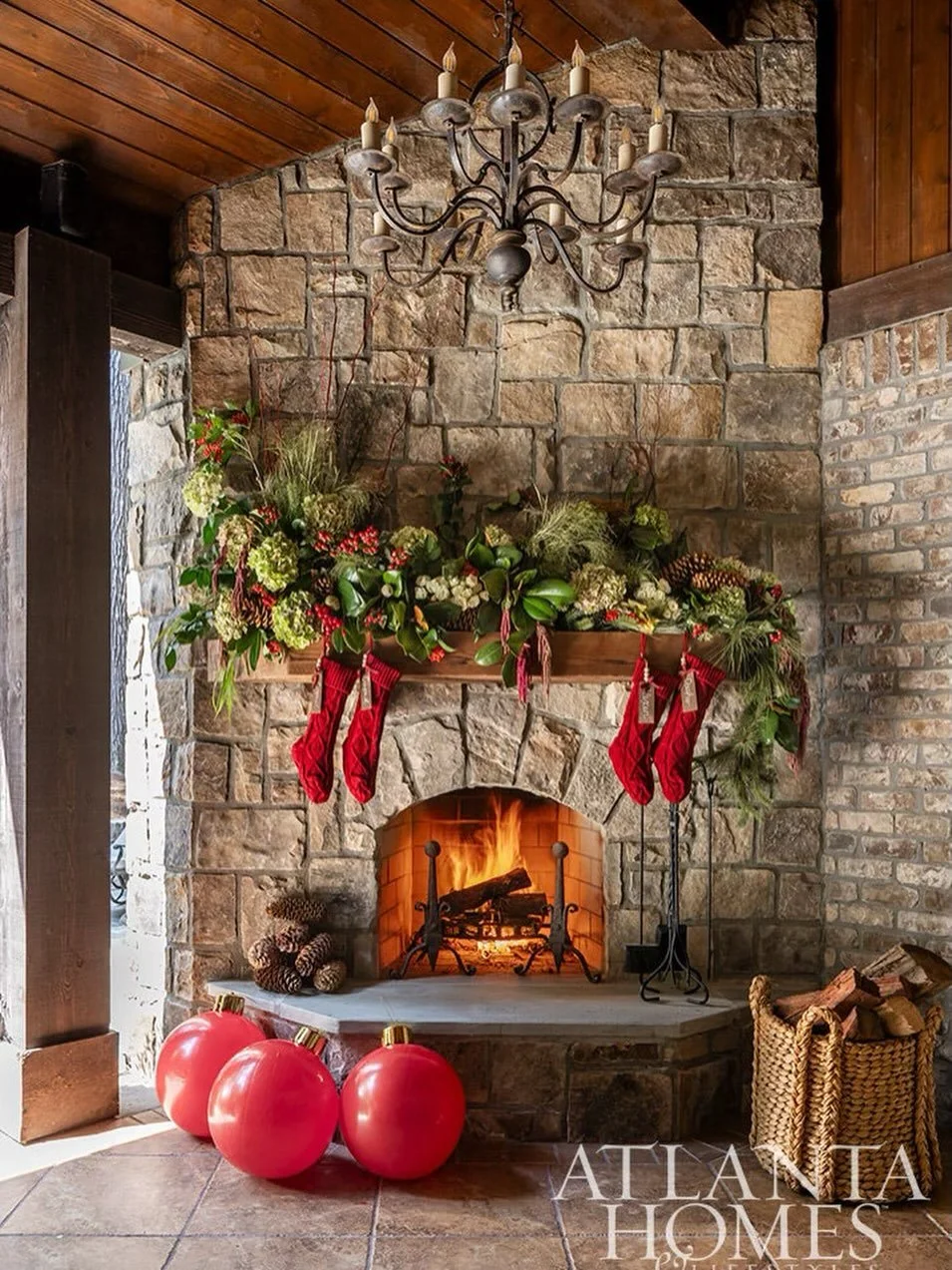 A festive fireside moment we&rsquo;ll be dreaming about all season 🔥 
Featured in the December issue of Atlanta Homes &amp; Lifestyles, adorned with a breathtaking floral installation by the talented team at Forage &amp; Flower.

📸: @jeffherrphoto 