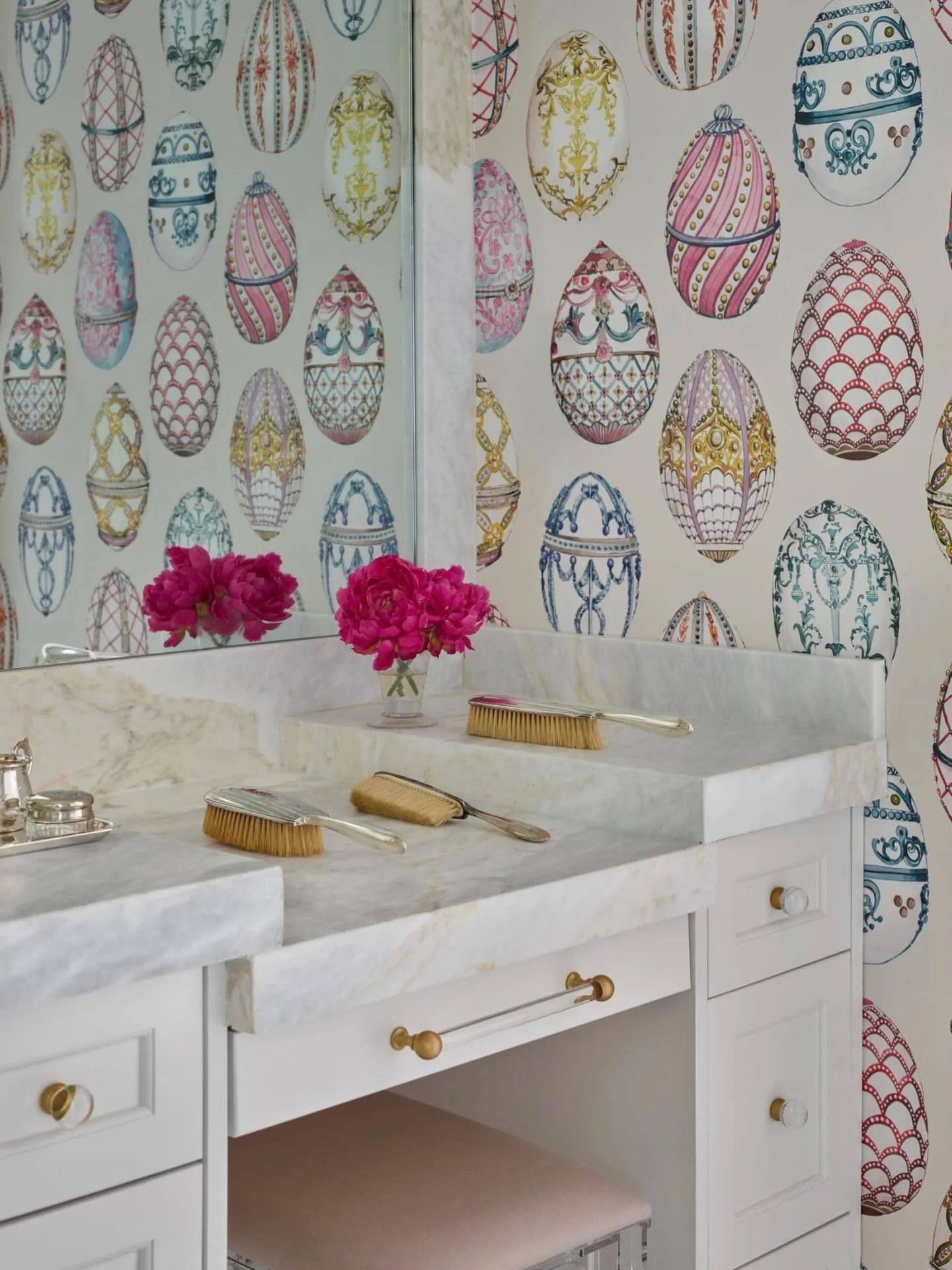 Easter, but make it timeless 🩷🩵💚💛
This playful Faberg&eacute;-inspired wallpaper brings just the right amount of charm and sophistication to a space.
Wishing you a lovely Easter filled with beauty, color, and a little whimsy 🐰 🐣