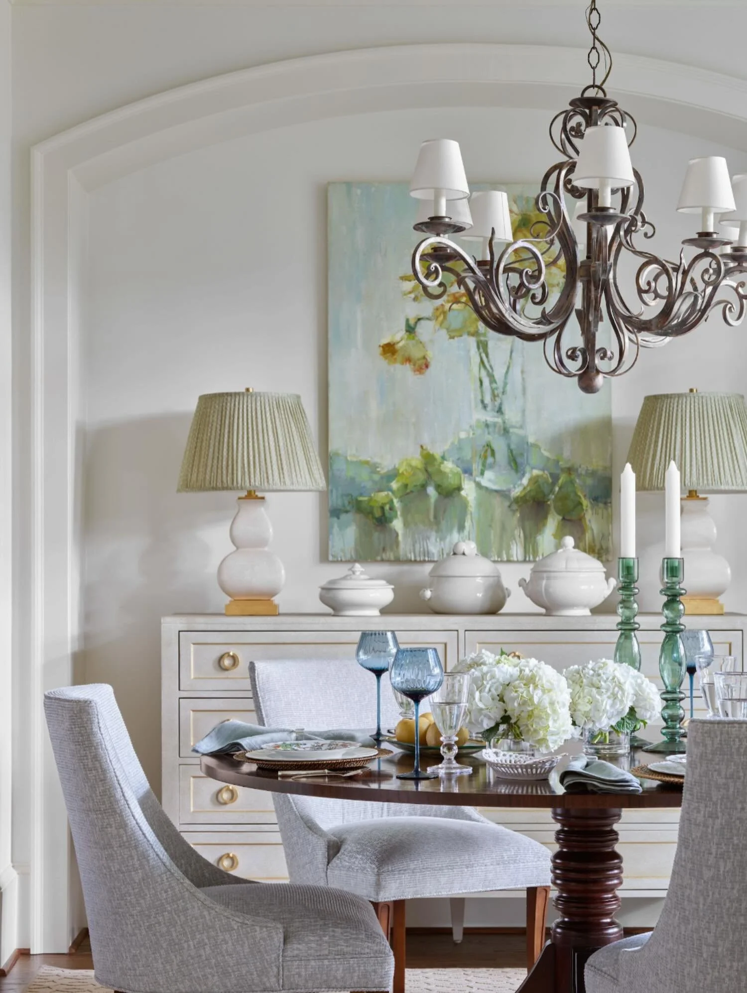 A room that shifts with the day &mdash; sunlit breakfasts, candlelit dinners, and everything in between. 

📸: @emilyfollowillphotographer