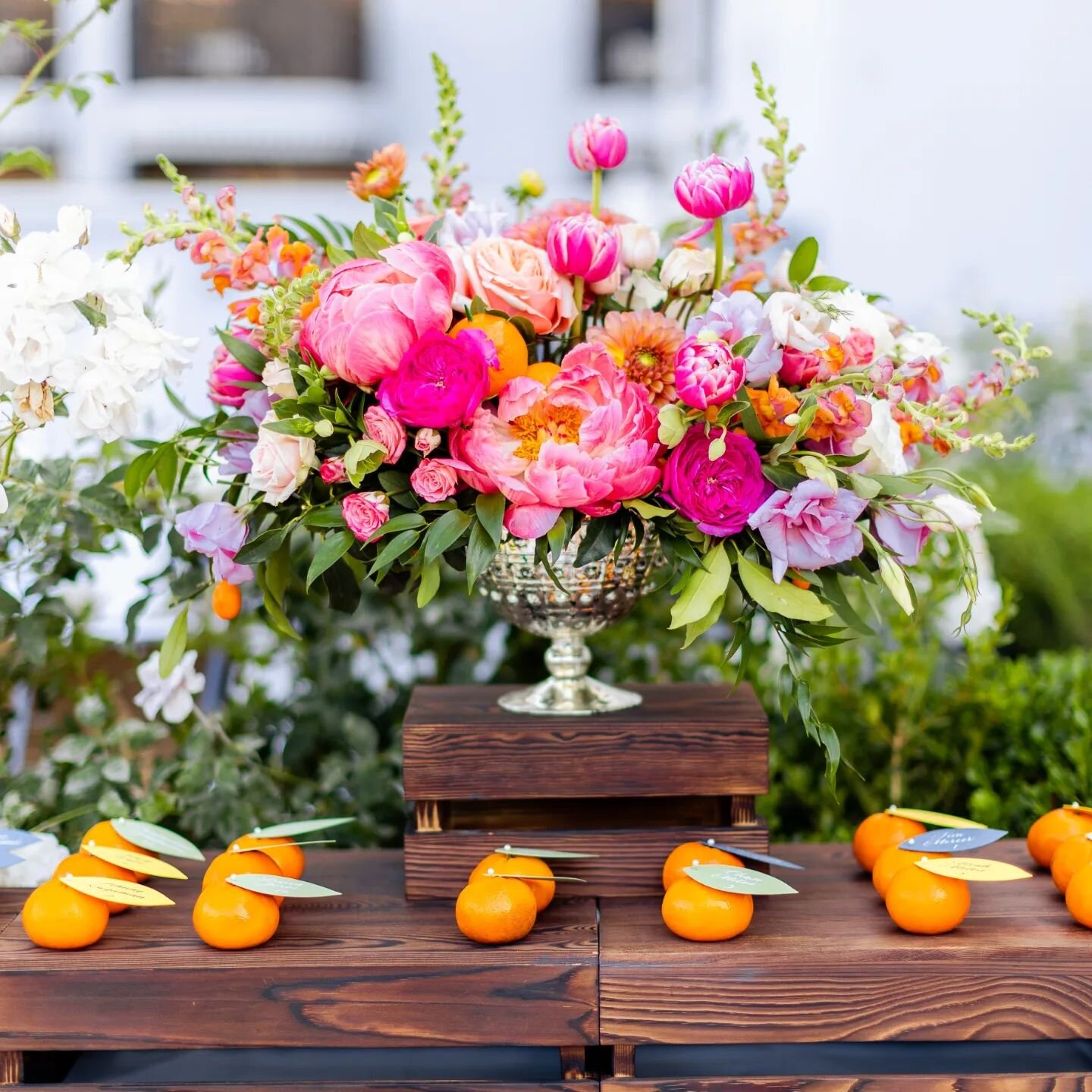 The most delicious, citrus-inspired decor that we ever-did-see! We love collaborating design with our gal pal Heather from Delmar Events! We'd say Seed Floral nailed this gorgeous look! 
.
.
Planner: @delmarevents
Venue: @thelondonweho
DJ/Lighting: @
