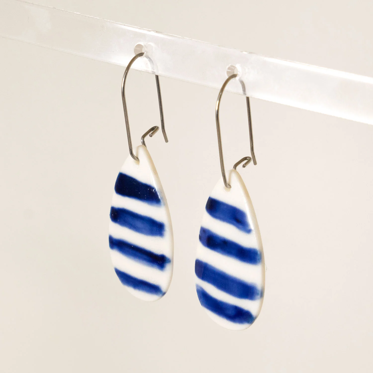 Teardrop-Large-UHook-BlueStripe3.jpg