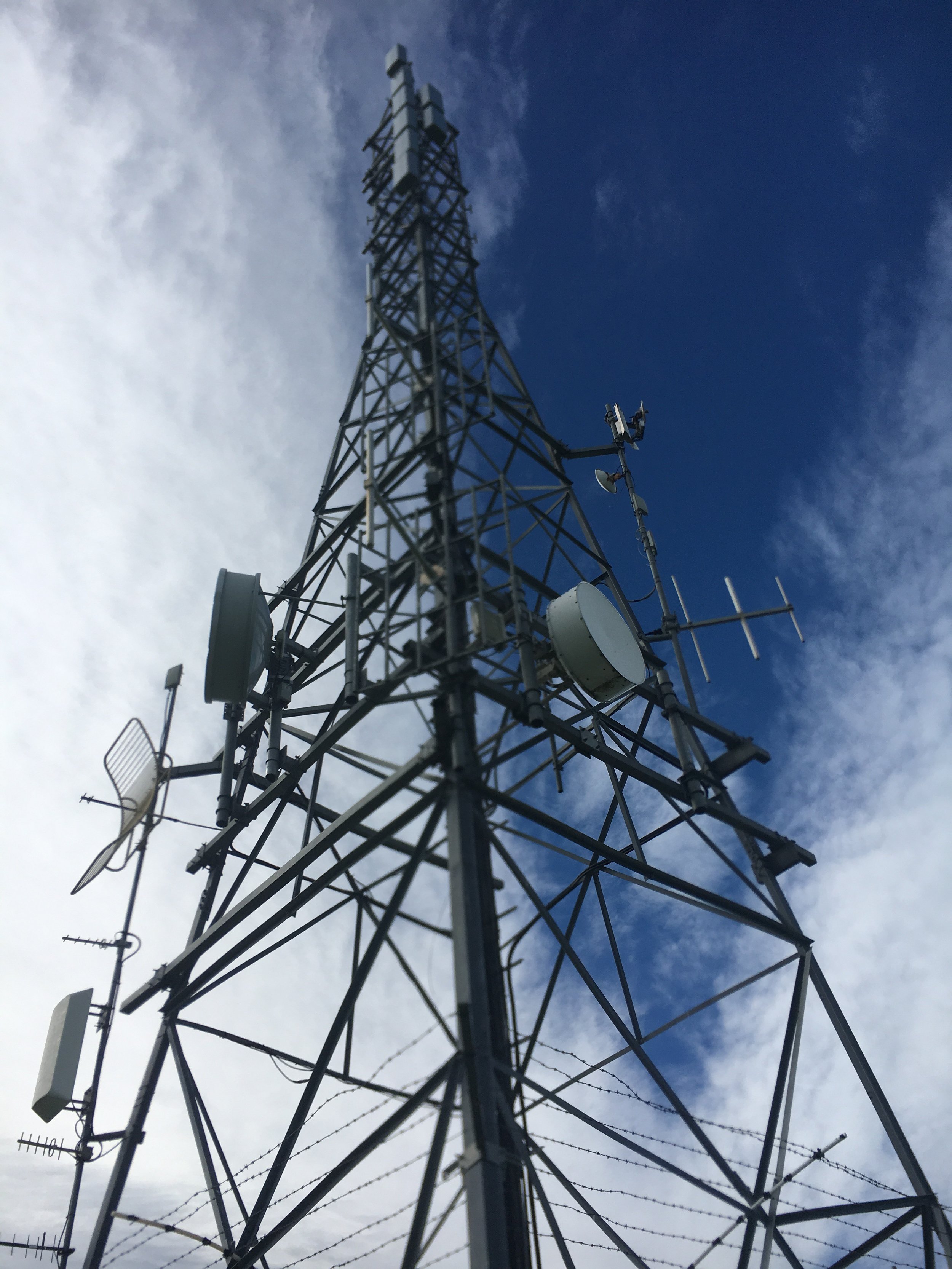 You can see the special curve of the antennas at the top that makes sure the signal goes out in a narrow doughnut shape.