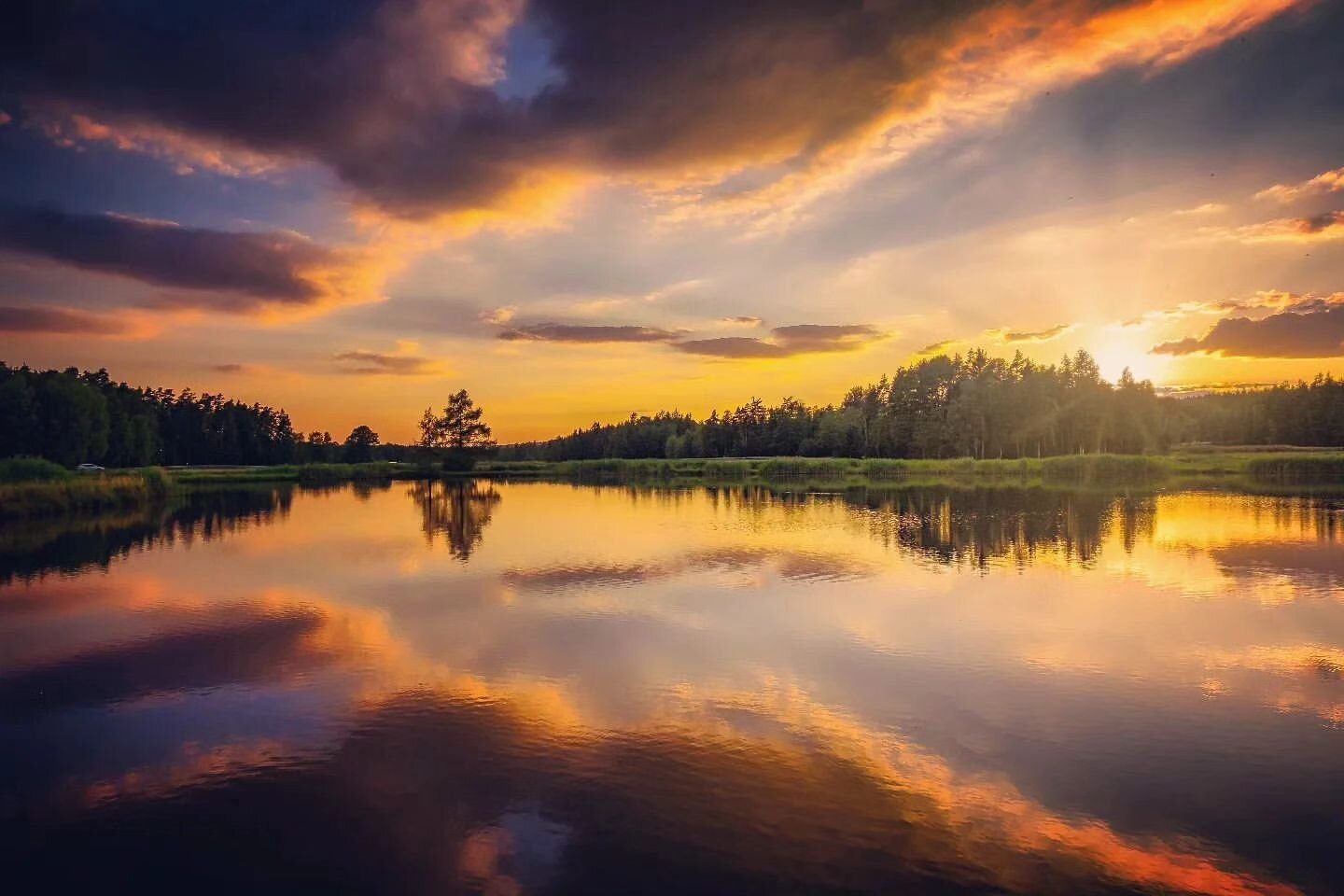 &bull; @thomas_wuerl #sommer #sonne #naturparkfichtelgebirge #spiegelung #waldundberge #see #wanderlust #wandern #hikinglovers #stadttirschenreuth #sonnenuntergang #meinoberpfaelzerwald #wirinbayern #forest #natur #sonnenaufgang #trekking #hiking #st