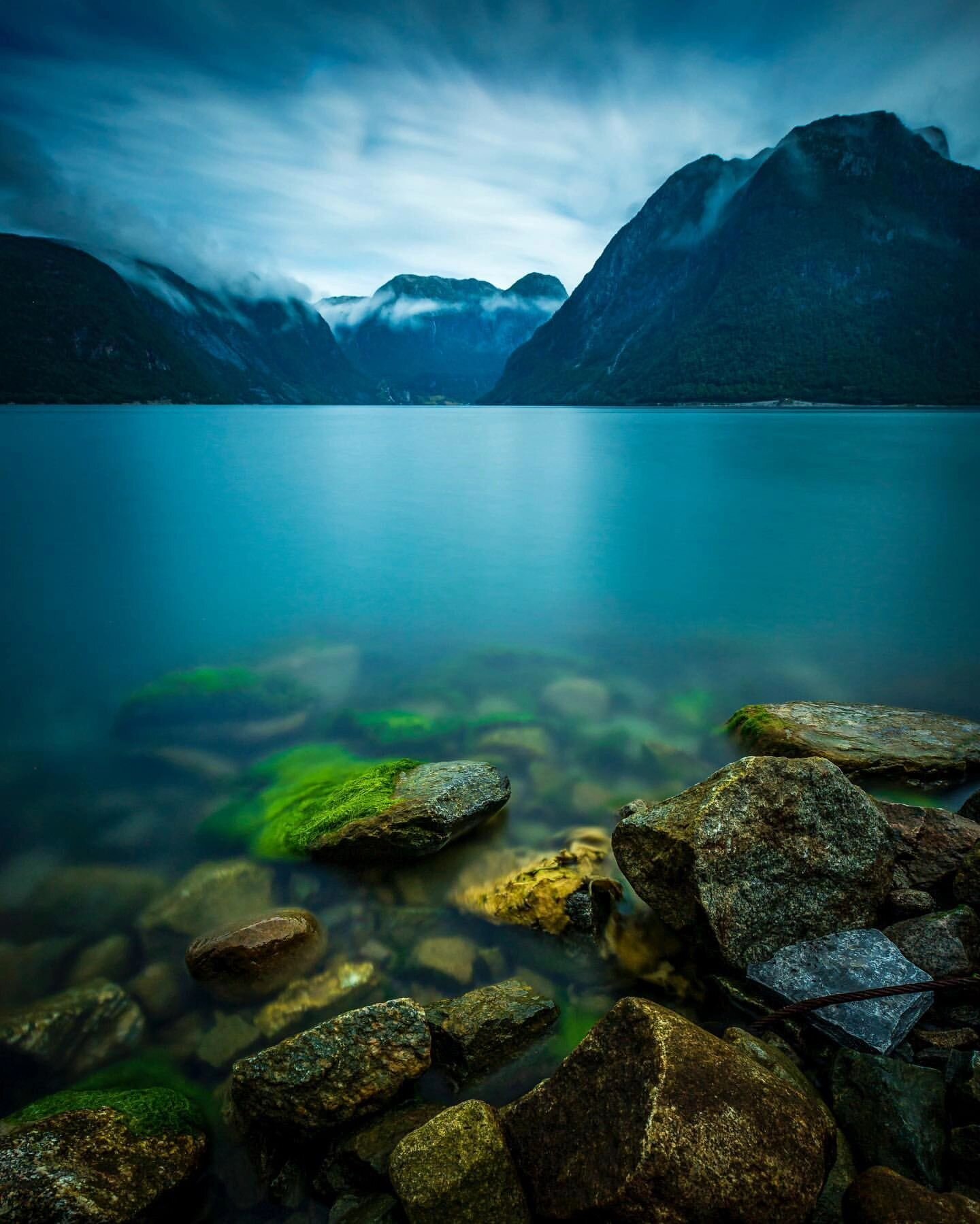 &bull; @norwegian_vanadventures Mens vi venter på neste campertur, mimrer vi tilbake til tidligere turer. 

📍Maurangerfjorden
&bull;
&bull;
&bull;
#norge #norway #hardanger #landscapephotography #longexposure #mittnorge #mitteventyrland #uniquenorw