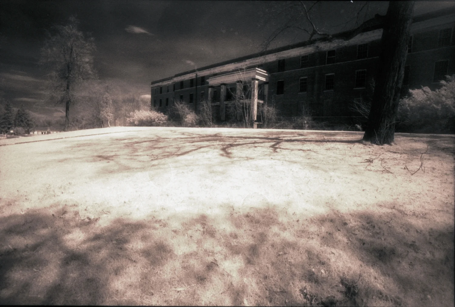KPPC-infrared-agfa-experimental-photography-black-and-white-35mm-film-building-2.jpg