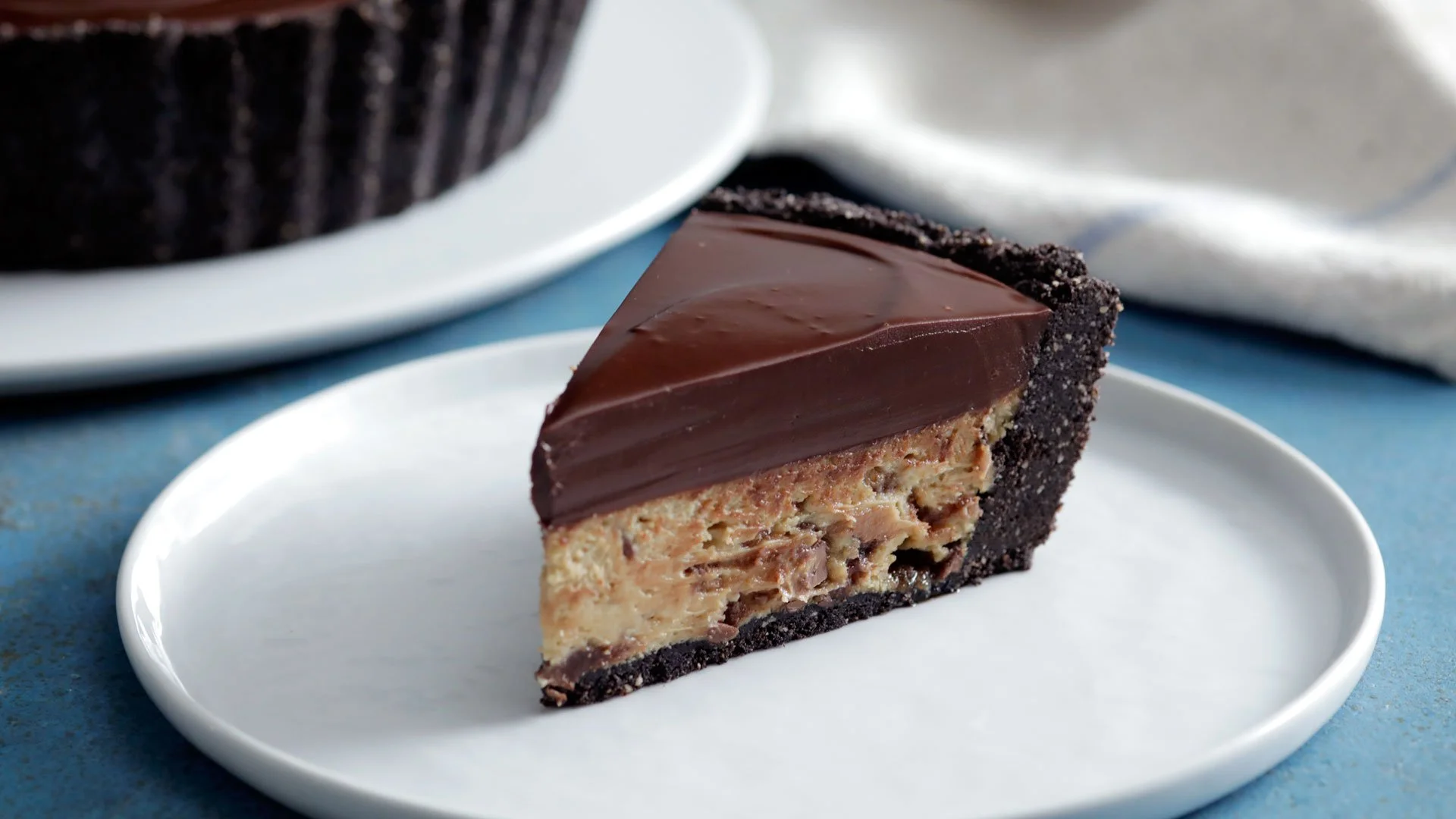c962e611-1305_giantpeanutbuttercheesecake_land1.jpg