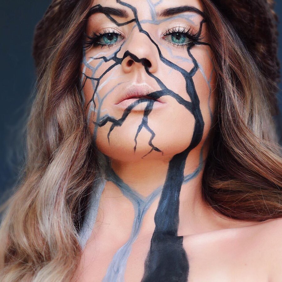 🍂if you feel like you&rsquo;re loosing everything, remember that trees loose their leaves every year and they still stand tall and wait for better days to come&hellip; 
#wintermakeup #fall 
#autumnmakeup #fallmakeup 
#filmmakeupartist #makeafancyfac