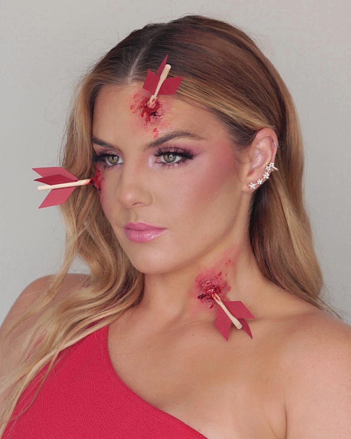 Struck by Cupid 💘 

#valentines #valentinesmakeup #💘 #cupidsbow #sfx #fakeblood #glamandgore #valentinesday #flowers #icanbuymyselfflowers #makeupartist #goldcoastmakeupartist #brisbanemakeupartist #creativemakeup #pinkmakeup #valentinesday #coomer