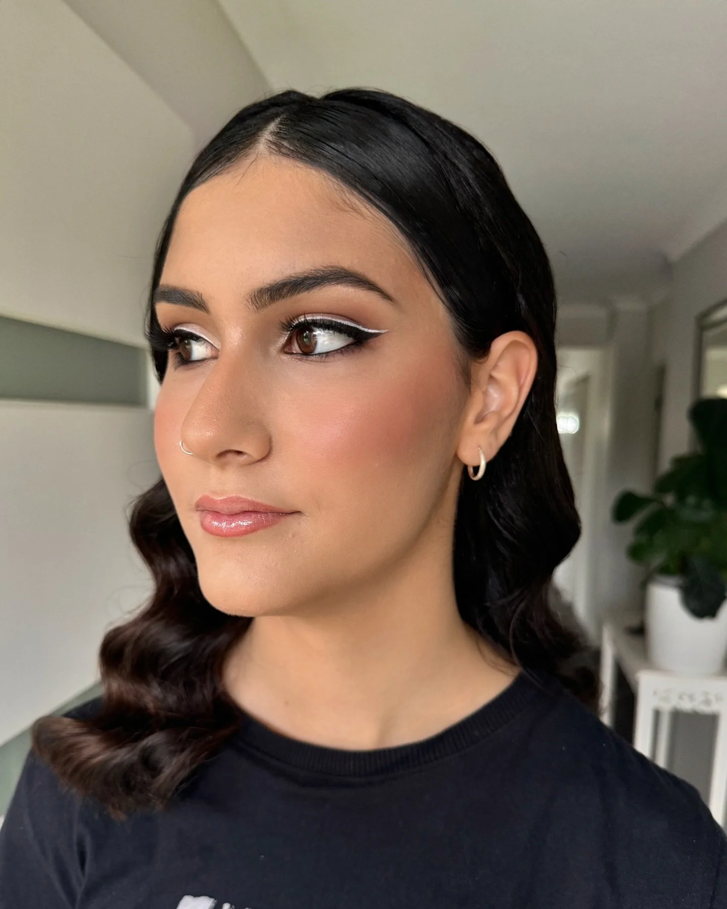 Black and white liner moment and glam waves 🤍🖤 #goldcoastmakeupartist #goldcoasthairstylist #formal #formalmakeup #goldcoast #makeupartist #naturalglam #lattemakeup