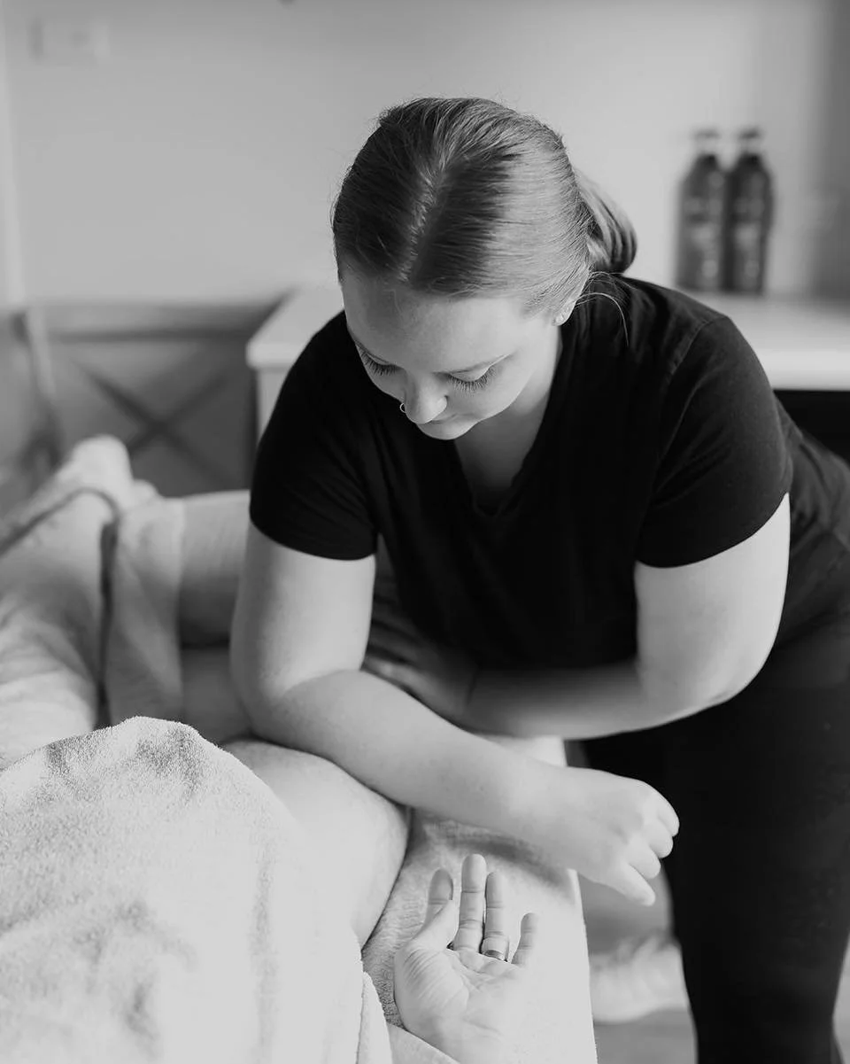 ✨ Emma Pt 2 ✨

Emma has a special interest in pregnancy massage and pregnancy-related concerns. In 2023, she chose to further her education and become a doula, deepening her understanding of pregnancy and birth support. This advanced knowledge helps 