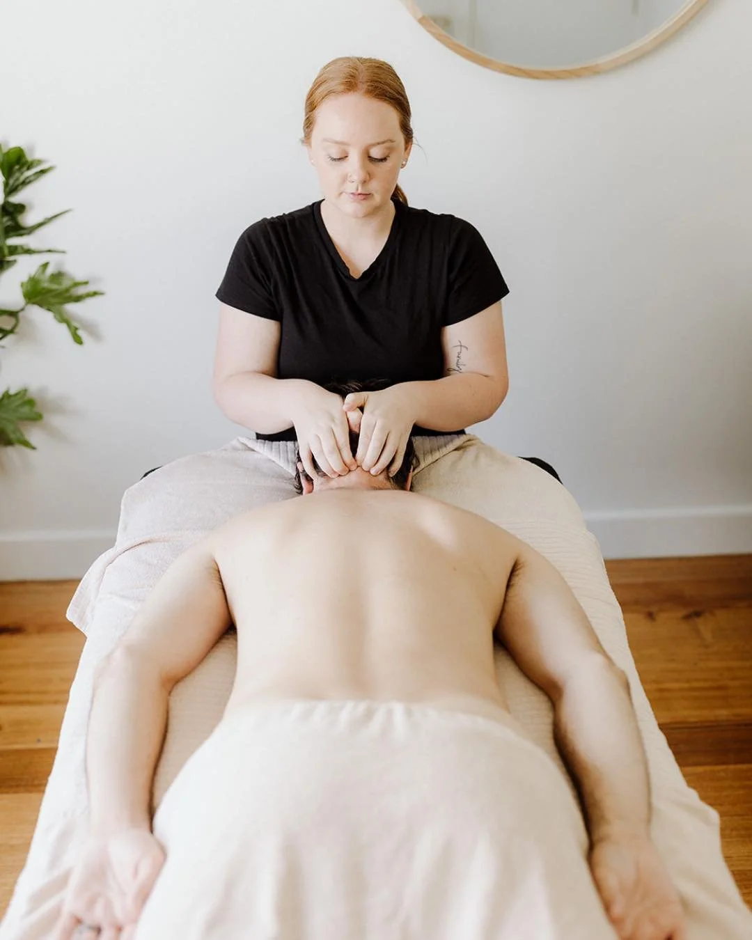 A few appointments have become available this week 👇 If you&rsquo;ve been thinking about booking in, now&rsquo;s a great chance to grab a spot 💆&zwj;♀️

Tuesday 2nd 
Emma: 11:40am &amp; 1:50pm
Aidan: 12:10pm, 2pm &amp; 4pm
Penny: 4:10pm (45mins)

W