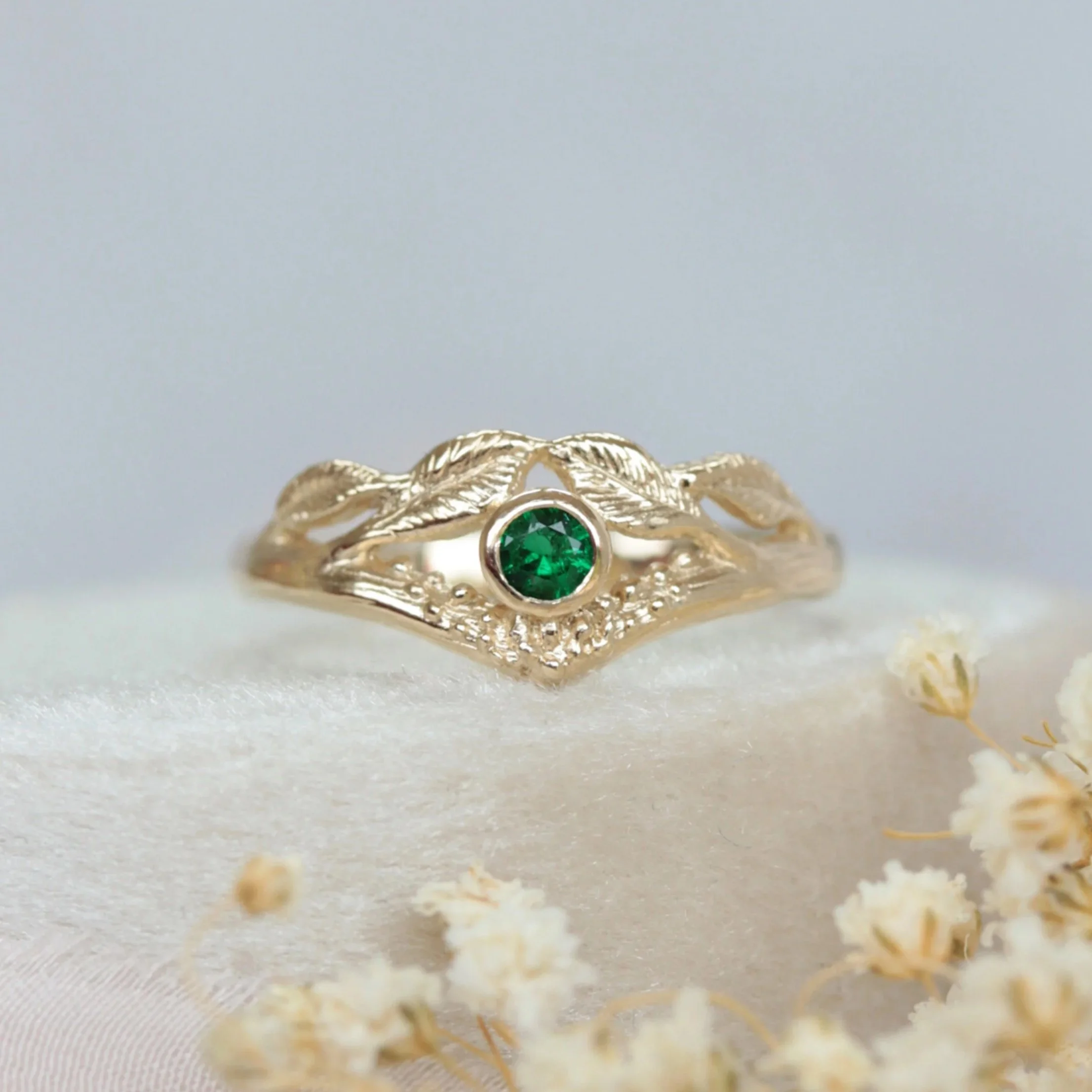Willow leaf gold emerald ring