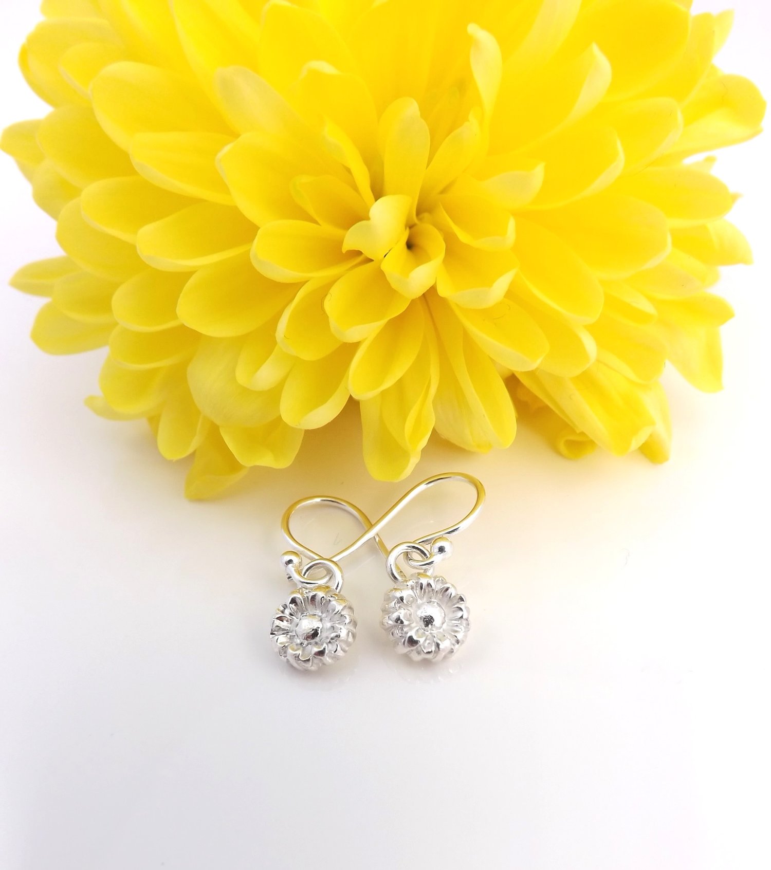 The most delicate daisy earrings. So dainty and are on my wishlist!