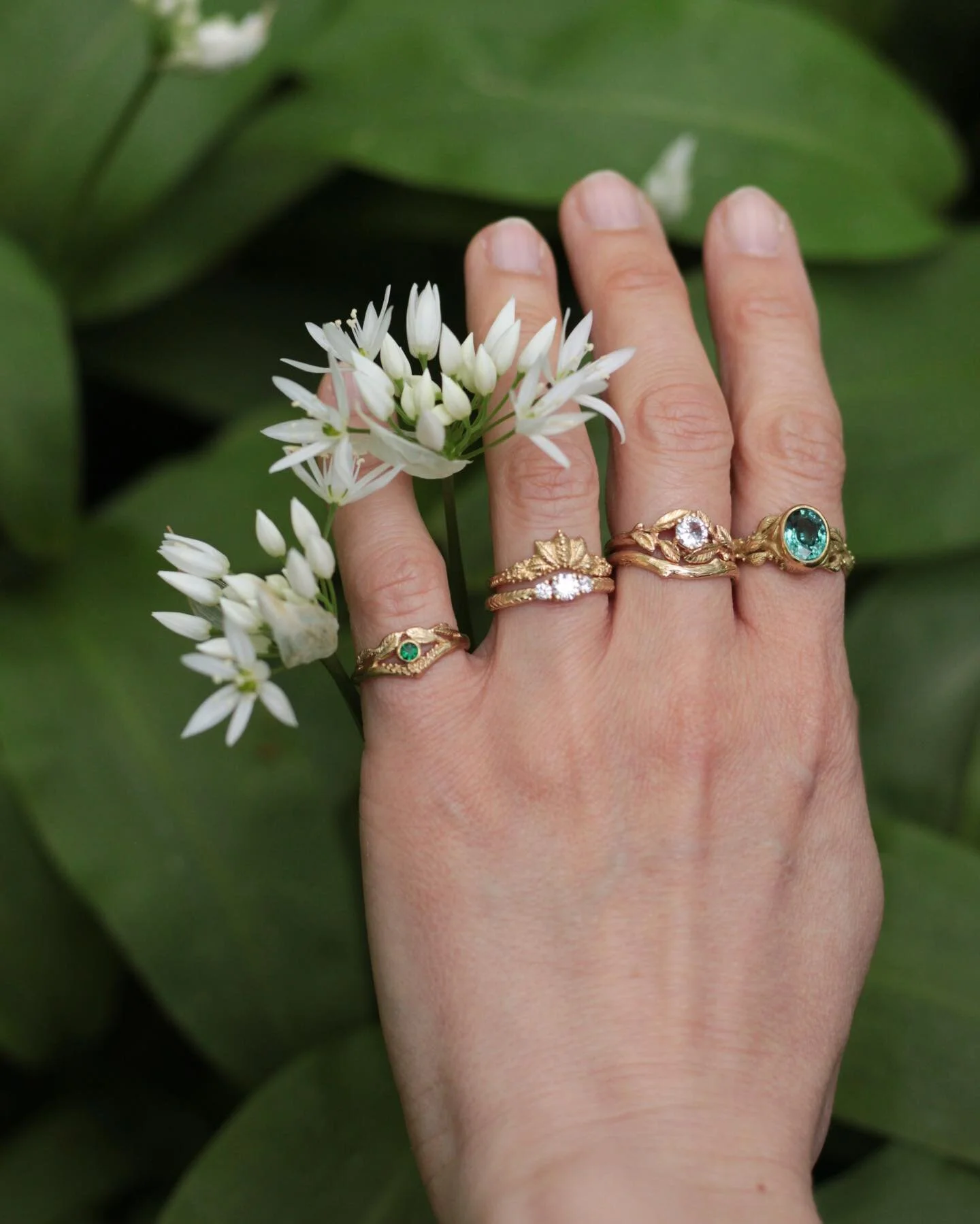 The wild garlic is blooming and everything looks green and lush. I love May. 🌿🍀🌳 . . . #tourmalinering #forestjewelry #alternativeengagementring #woodlandjewelry #sapphirering #botanicaljewellery #emeraldring #faeriecore #ericajewellery