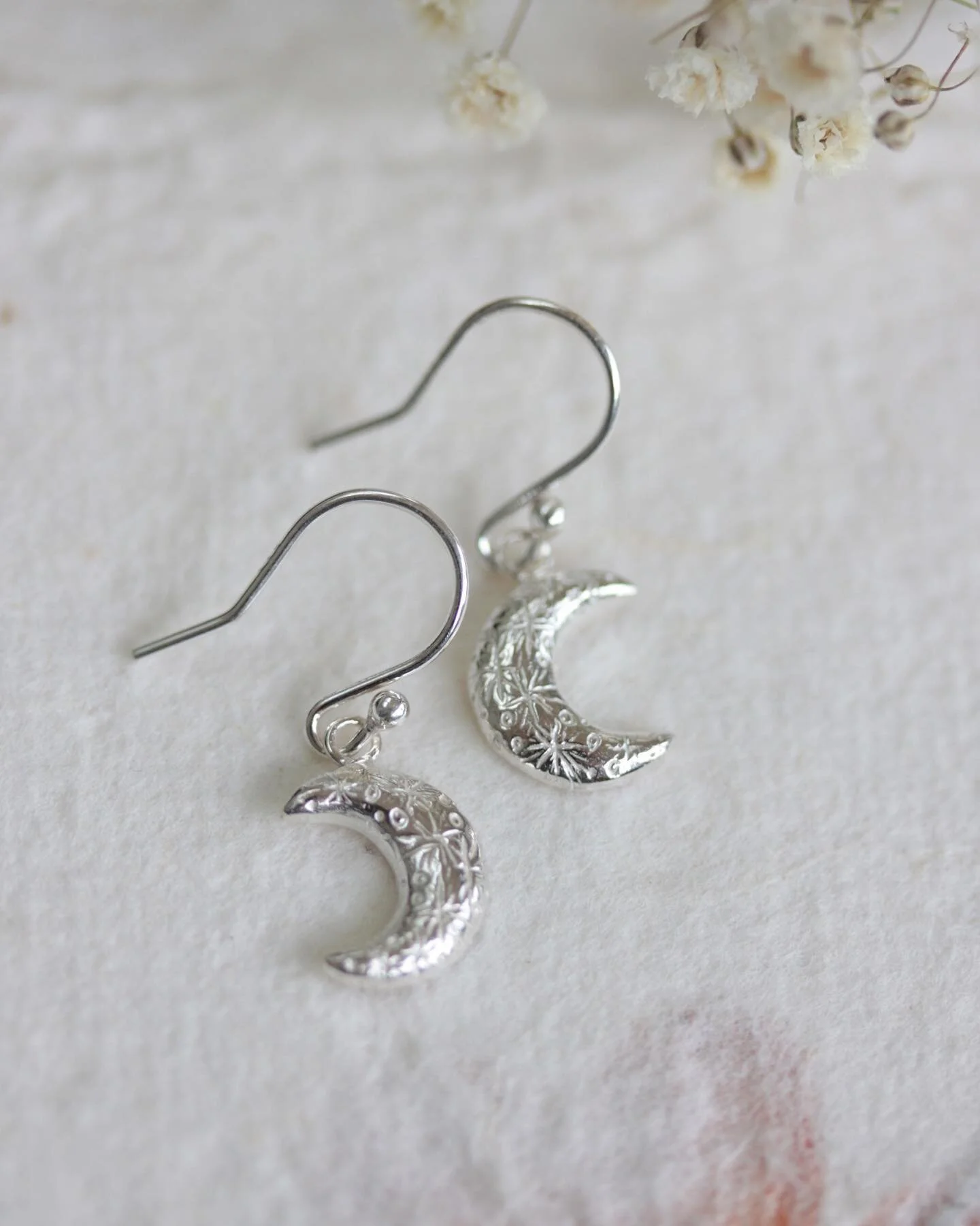 New in the shop ✨🌙 Little moon drop earrings, a symbol of renewal and feminine power. . . . #celestialjewelry #moonearrings #delicatejewellery #moonwitch #ericajewellery
