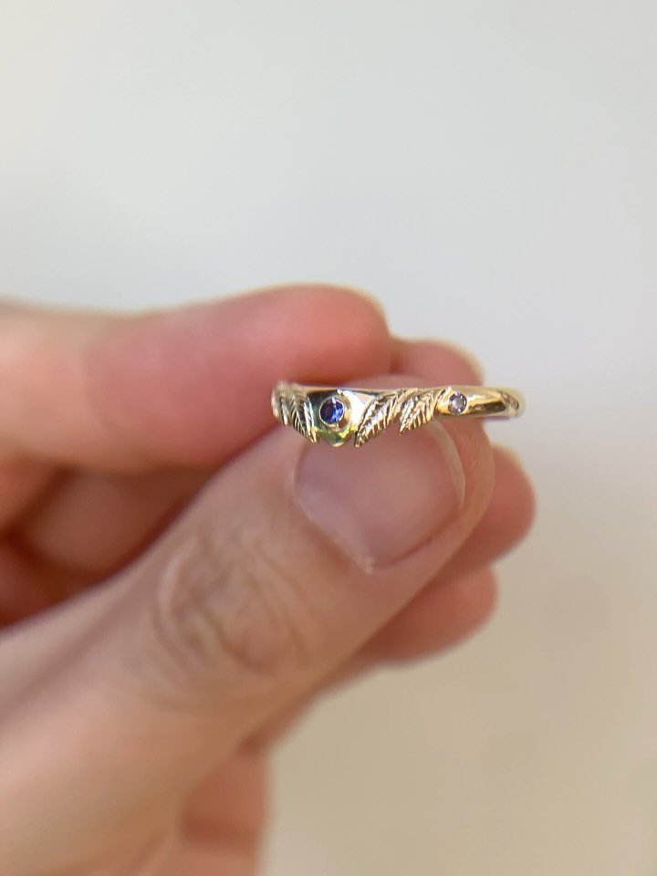 A recent commission - a pair or wedding rings to fit around organic shaped engagement rings. Love all the little details ✨
.
.
#organicjewellery #uniqueweddingrings #ooakjewellery