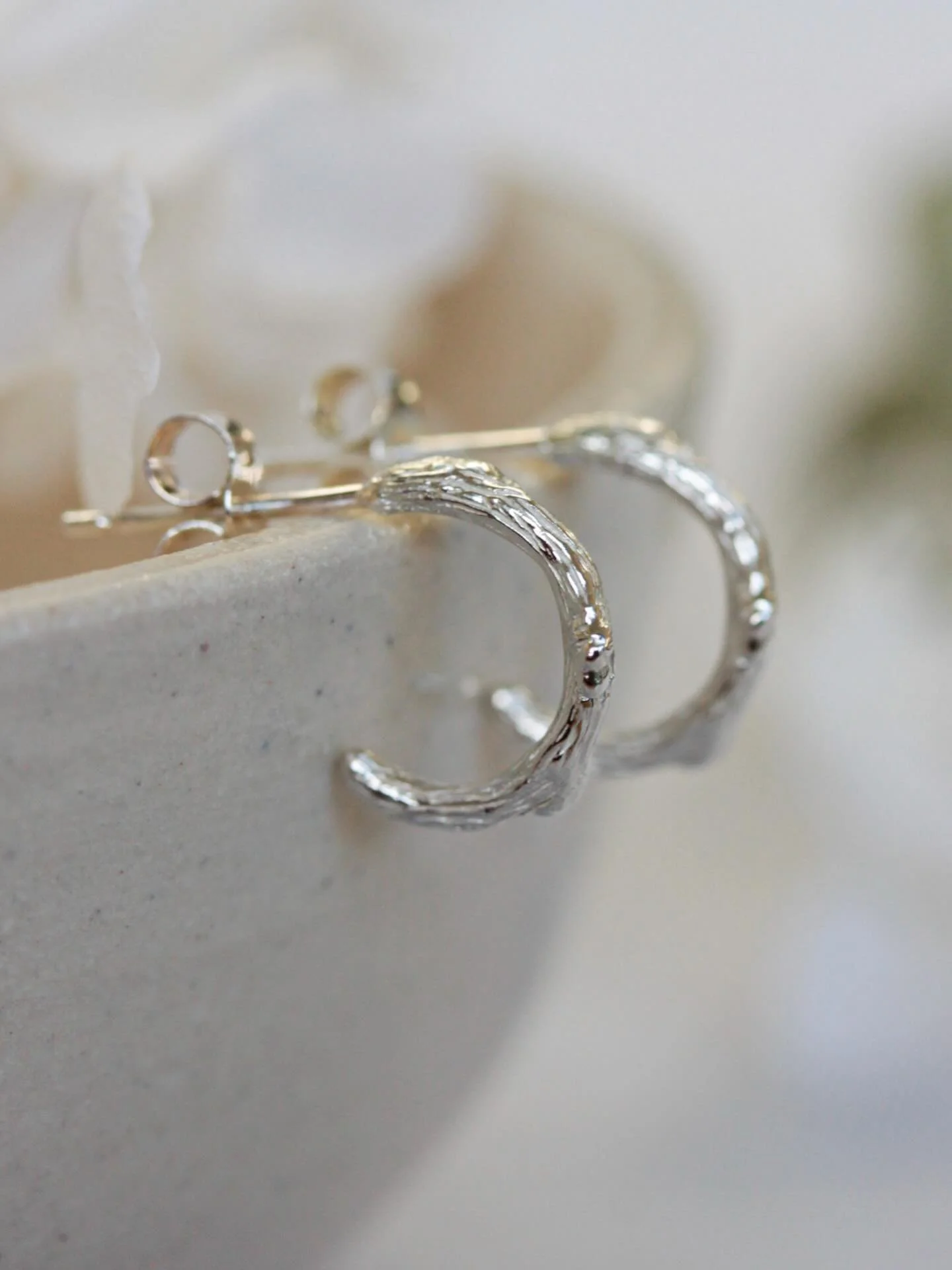 Love the texture on these dinky oak twig hoops, perfect for daily wear. Ready to ship in time for Christmas. A lovely gift for nature lovers and forest wanderers. 🌳💗
.
.
 #forestwanderer #mightyoak #natureinspiredjewellery