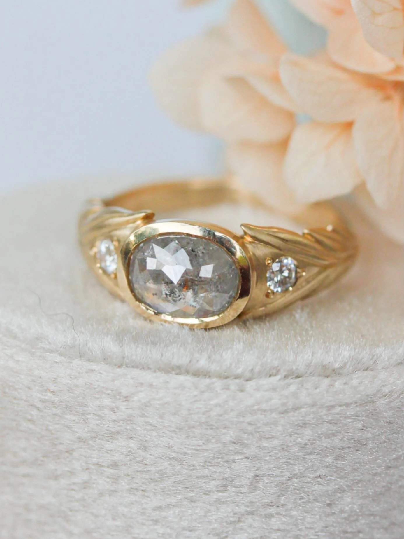 A dream ring! ❤️&zwj;🔥 Laurel leaves, a symbol of power and strength, frame this stormy grey diamond. I adore unique diamonds like this one, with its glittery inclusions and imperfections, and an inner light shining through. ✨
.
.
#alternativejewell