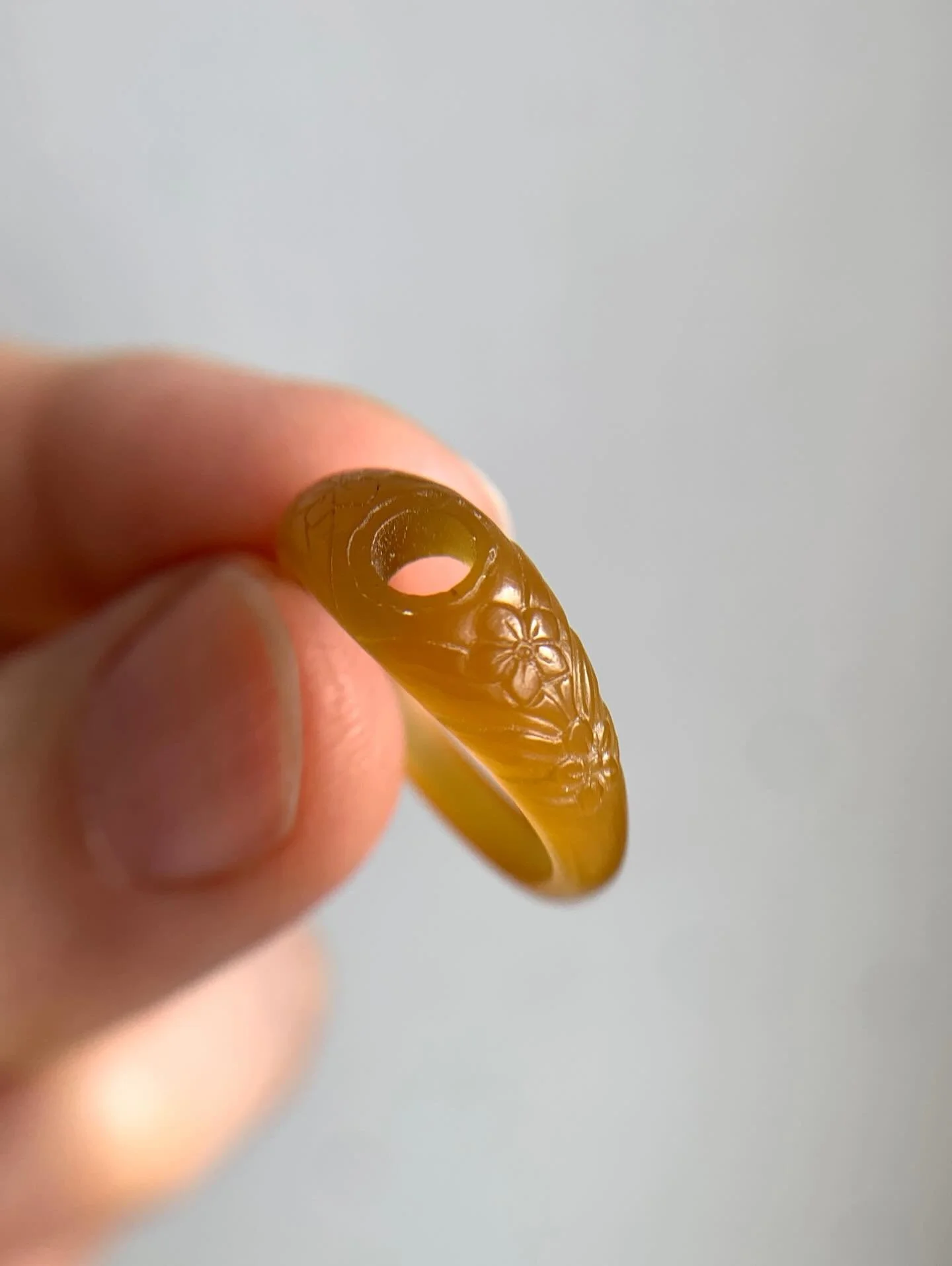 Wax in progress with teeny forget-me-not details. 🌸💘
#waxmodel #antiquejewelryaddiction #forgetmenot