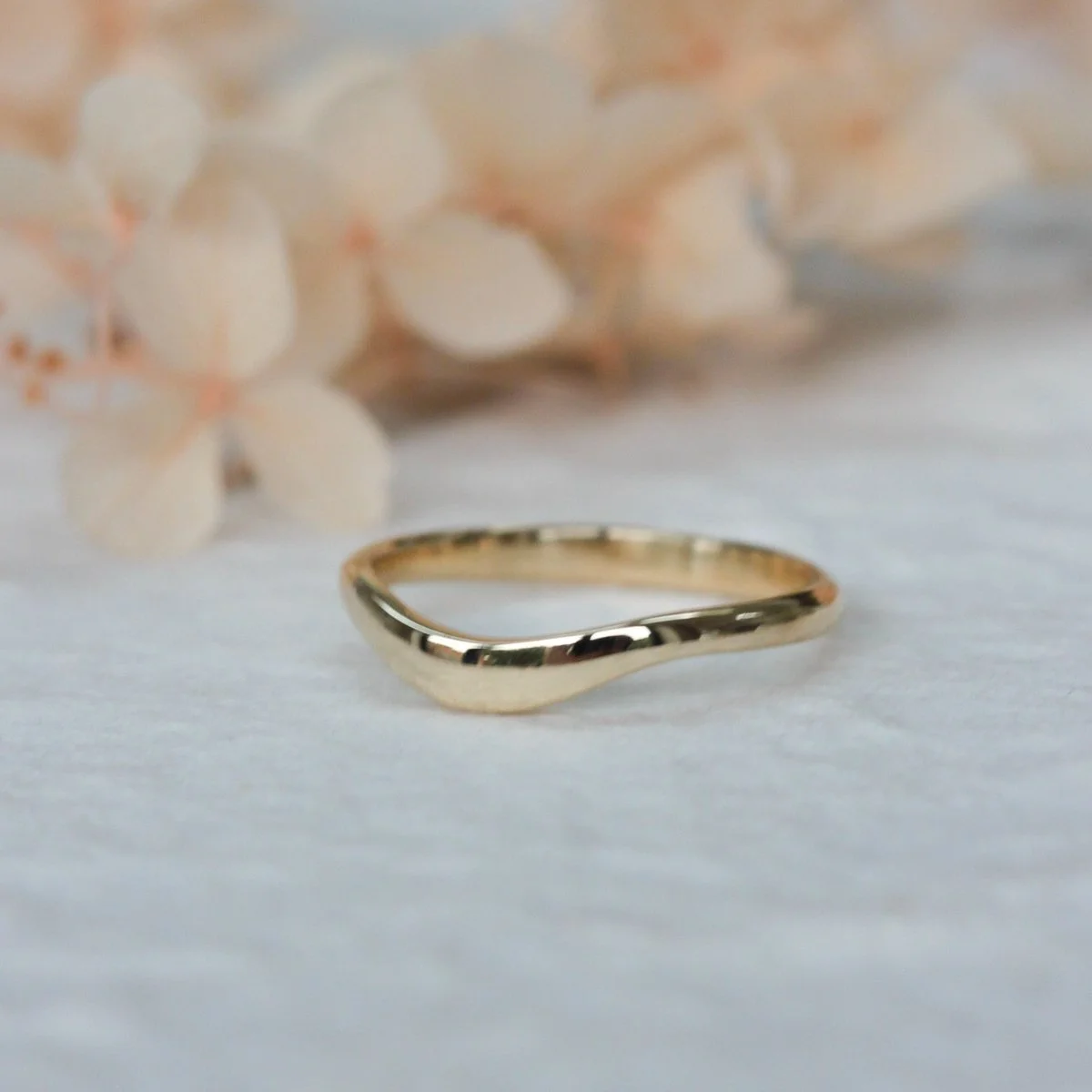 curved_gold_ring_.jpg