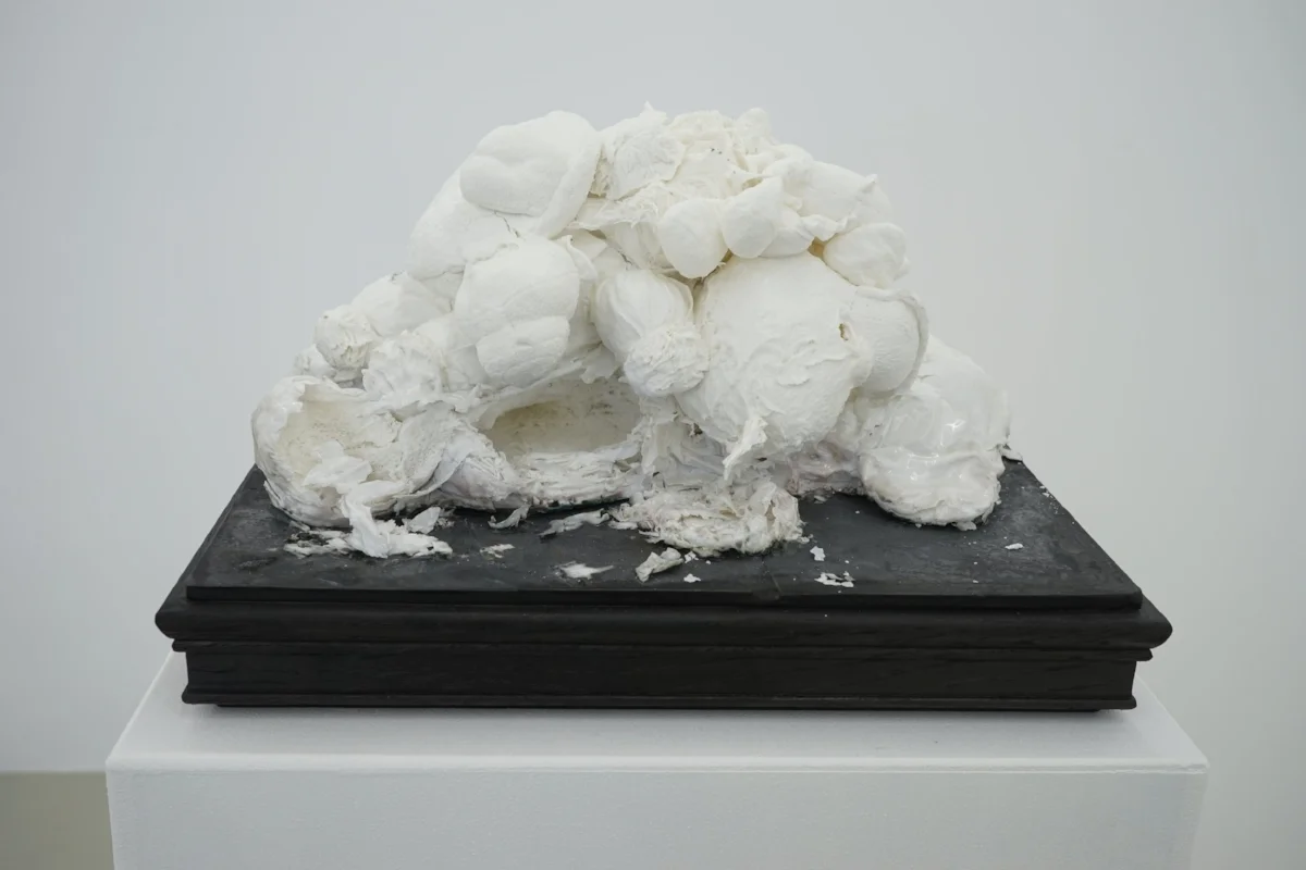 Un tas de peluches , 2015-2016, porcelain, 35 x 35 x 20 cm