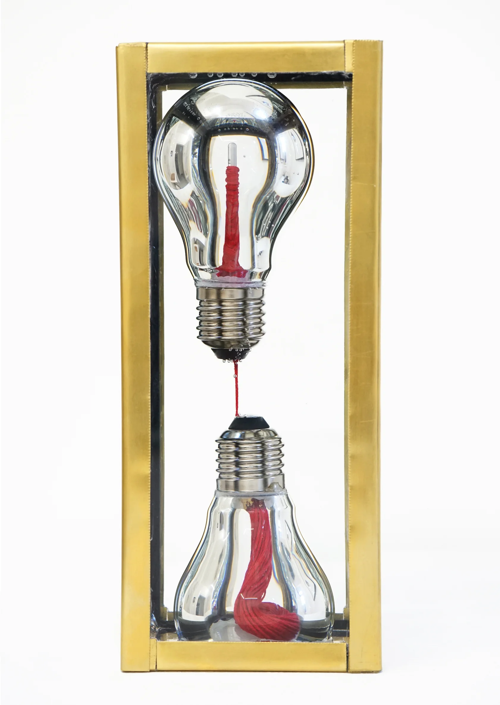 Gebundenheit , 2018, Aquarium glass, red string, light bulb, hardener-free resin, 9×9×22cm