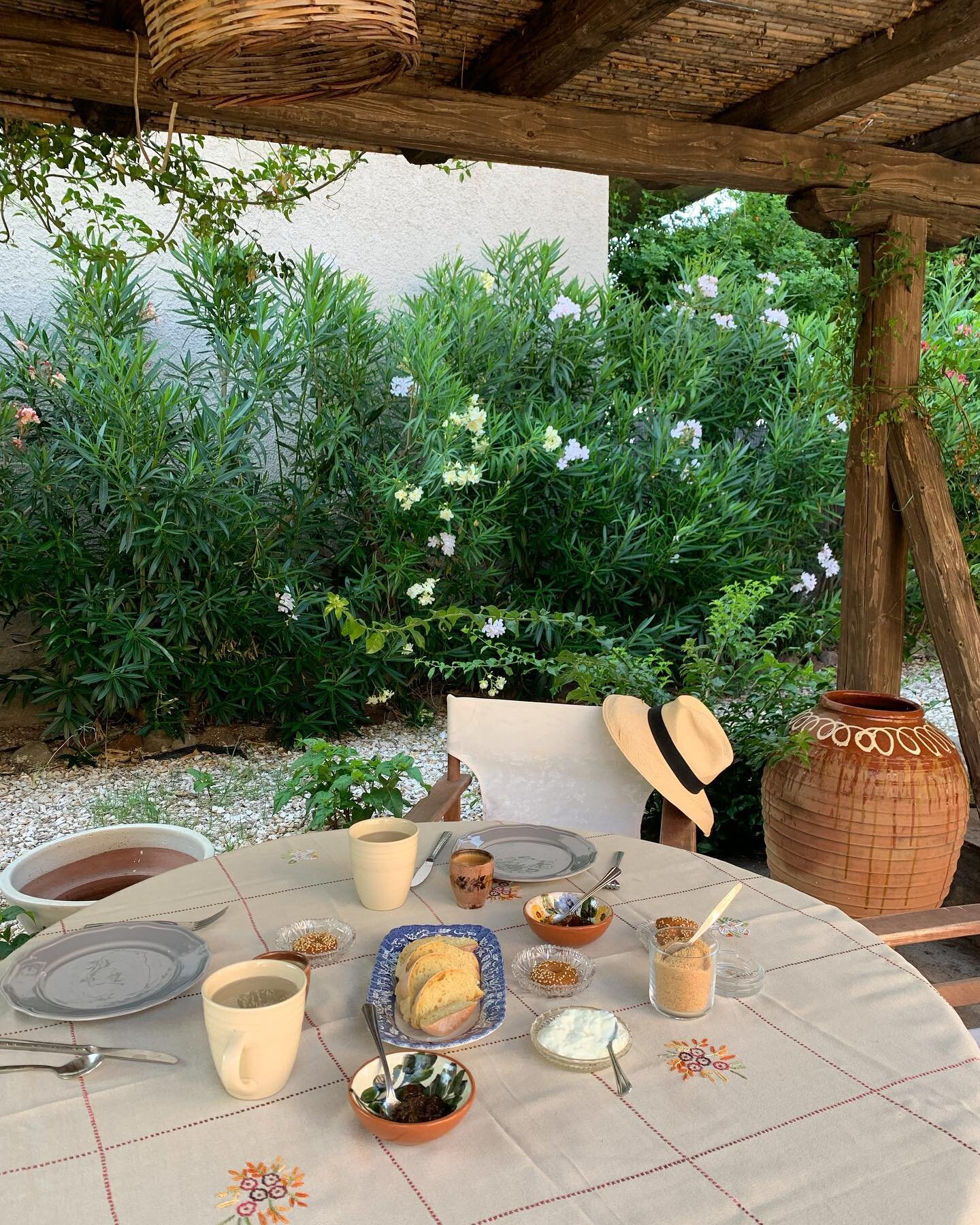 1. Breakfast in the garden
2. Biscuits, bread and yoghurt from the local morning delivery van! (would happily shop this way for the rest of my days)
3. Table by the sea 
4. Ros&eacute;, chess, watching the sun go down (best way to lose track of time&