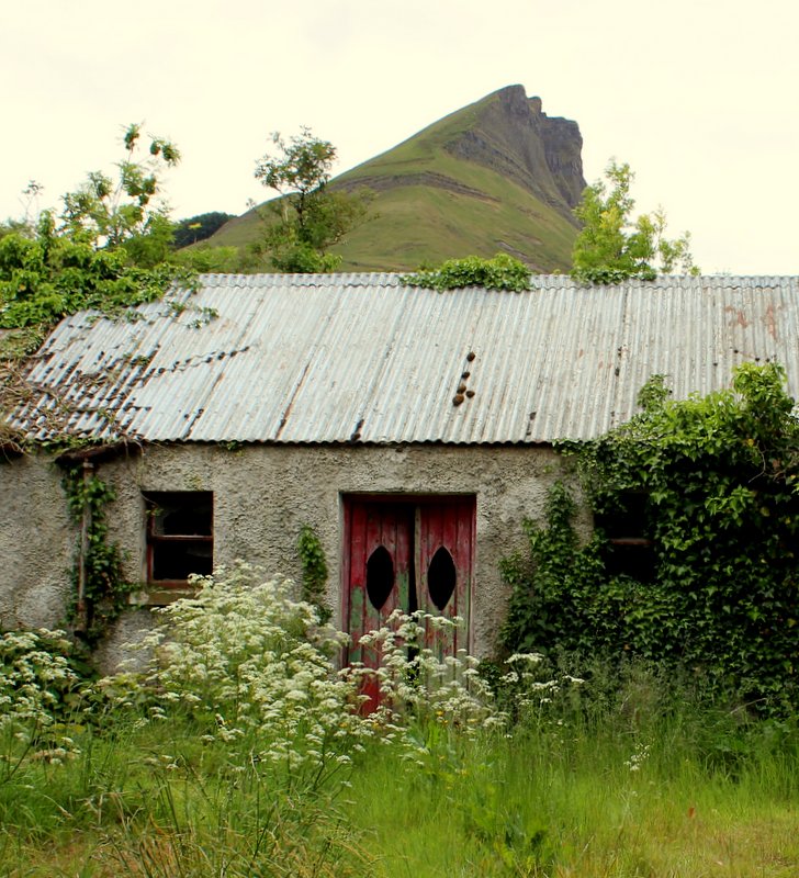 This lovely old cottage looks like it's wearing a hat!