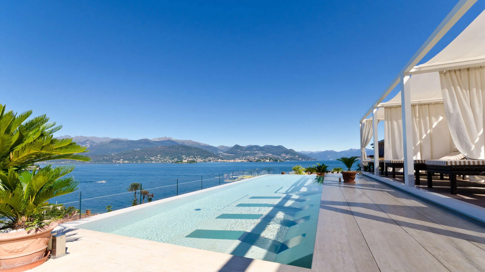 Piscine su terrazzi, infinity pool Italia