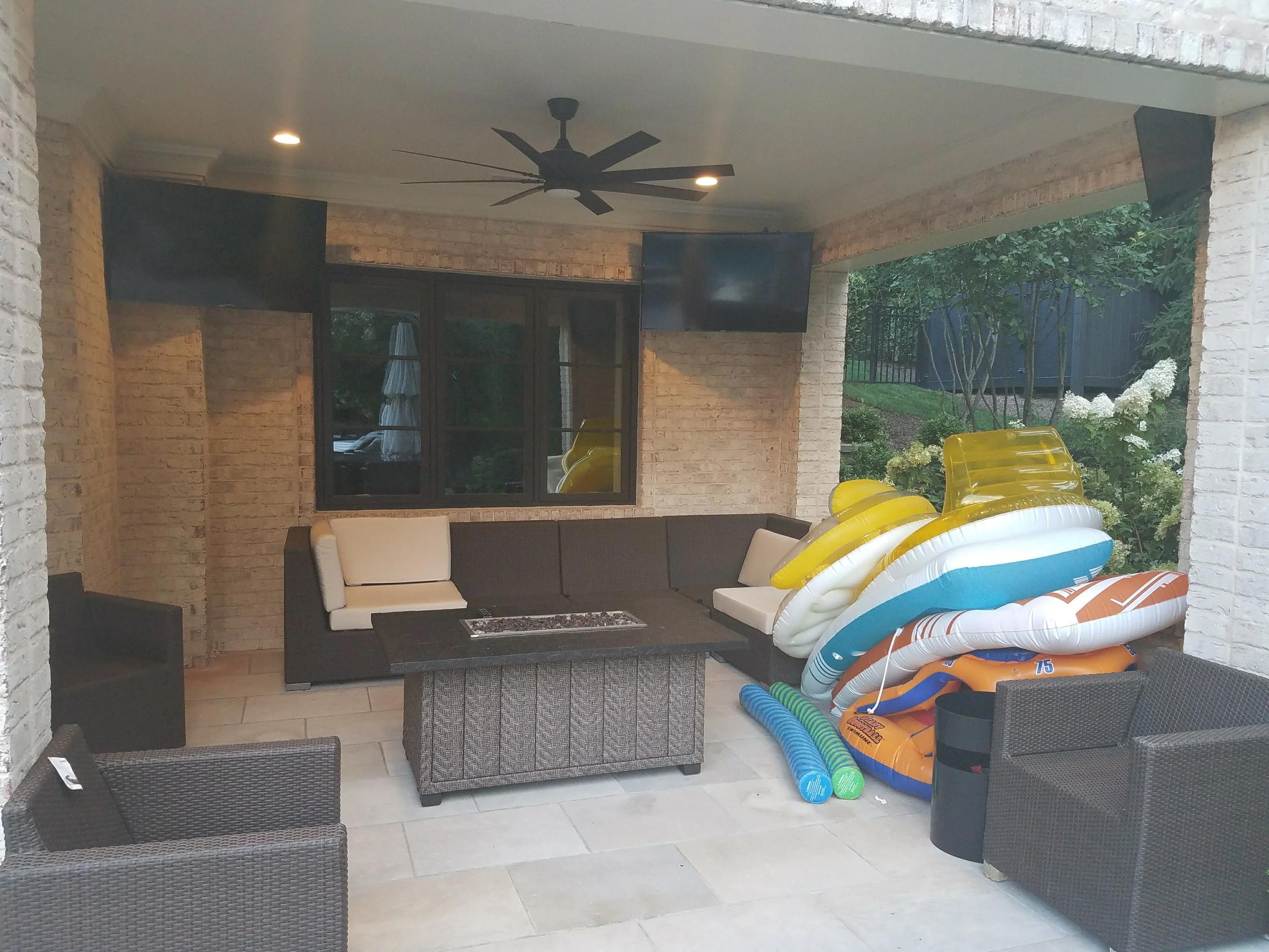 outdoor patio triple tvs.jpg