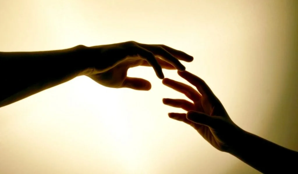 love_holding_hands_wallpaper_free_desktop-2xxzj25pfphfs2arwbqpsa.jpg