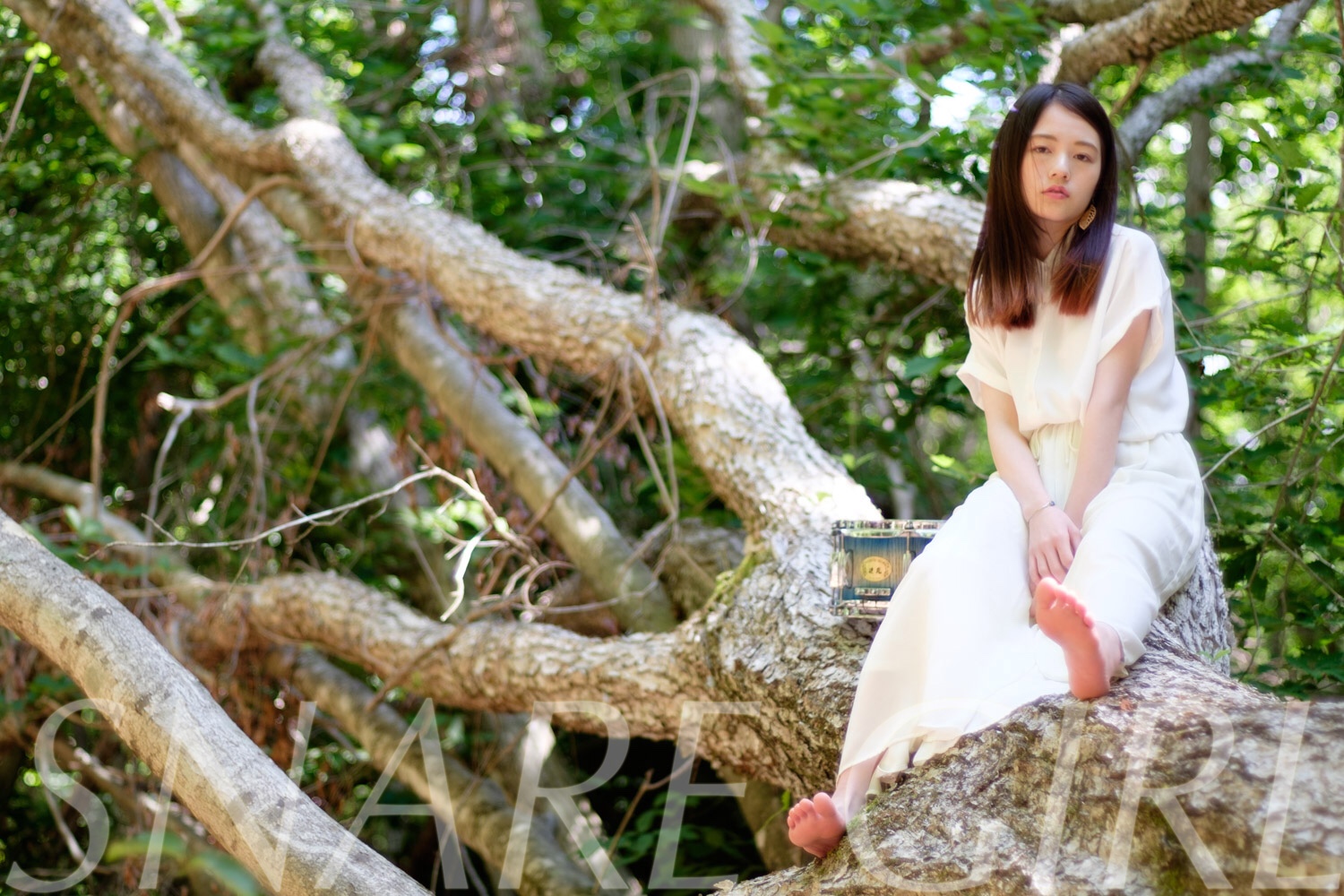 使用レンズ : Carl Zeiss Planar T* 50mm f1.4 zf、 モデル : ANZU 富士の樹海にて撮影
