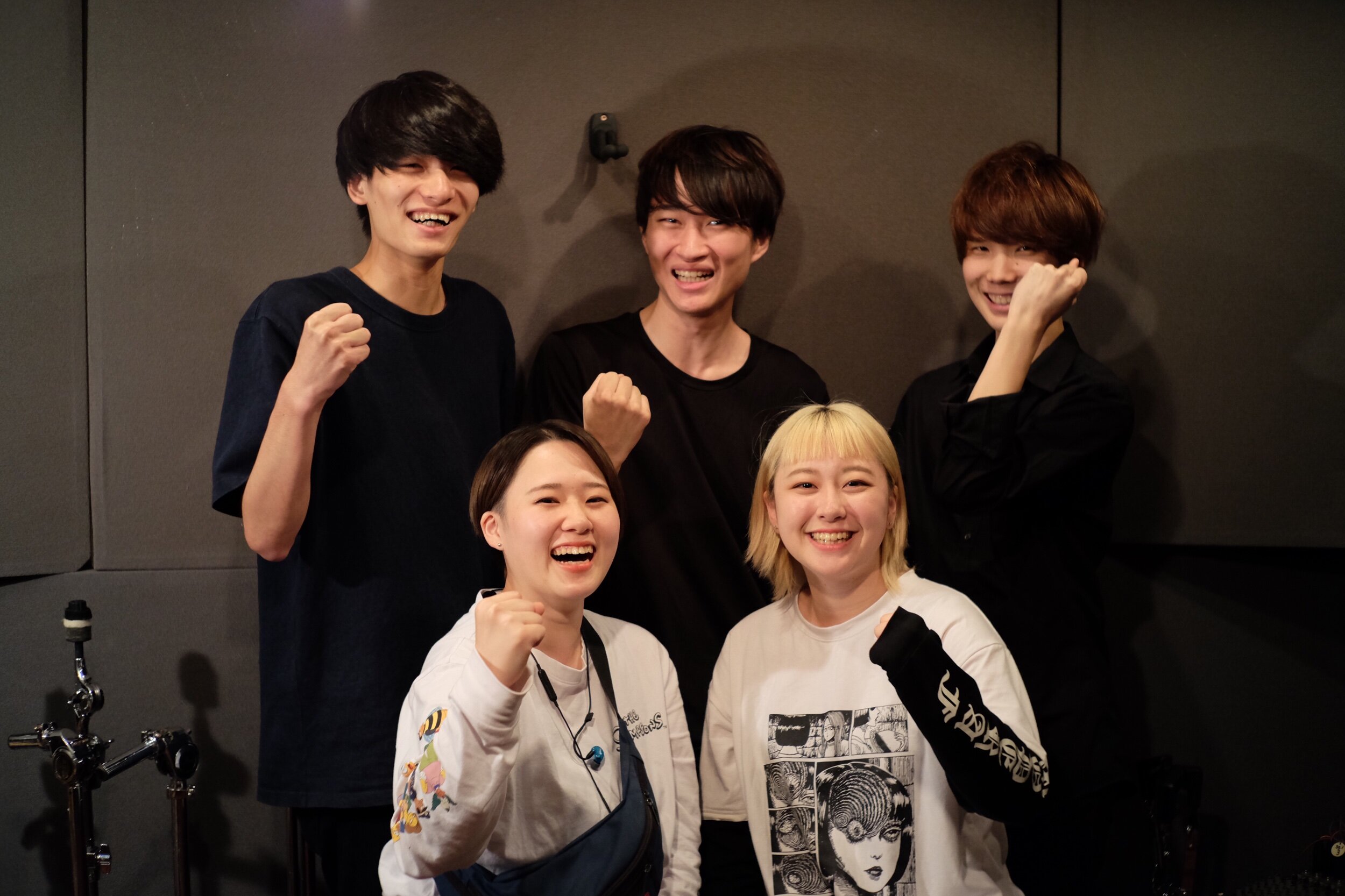 先日レコーディングに来てくれた平均年齢19.5歳のGriev fib(グリーフ フィブ)のみなさん。 彼らが日本の〇〇をぶっ壊してくれるのを願ってます。