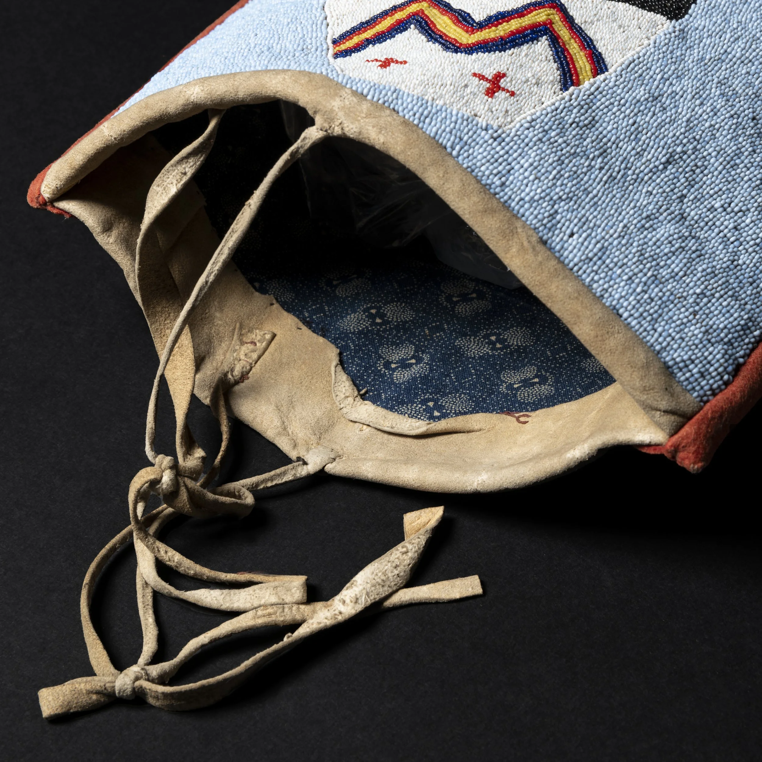 Plateau Flat Pouch Woman_Detail_01.jpg