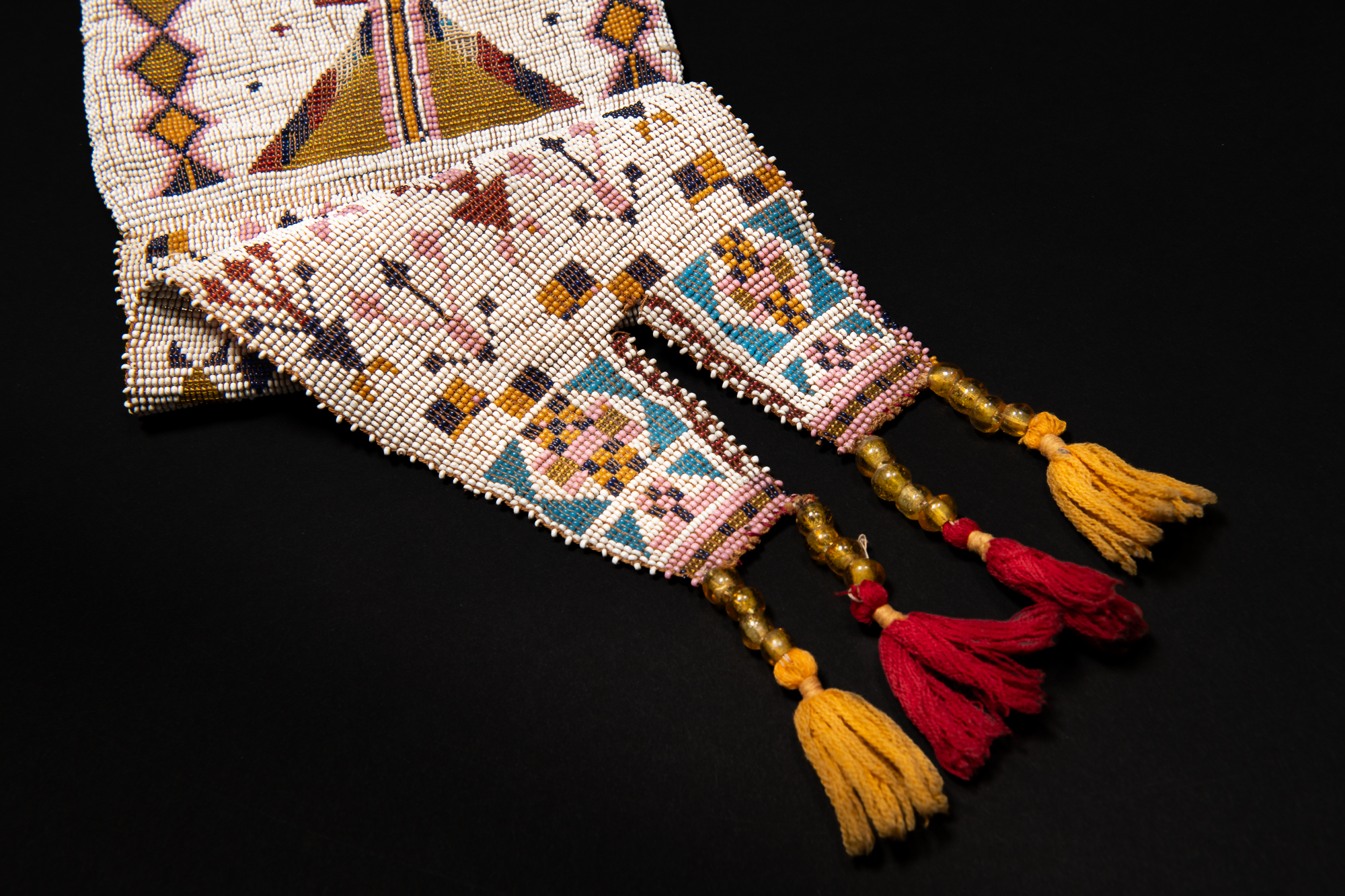 Columbia_River_Beaded_Tail_Bag_005.png