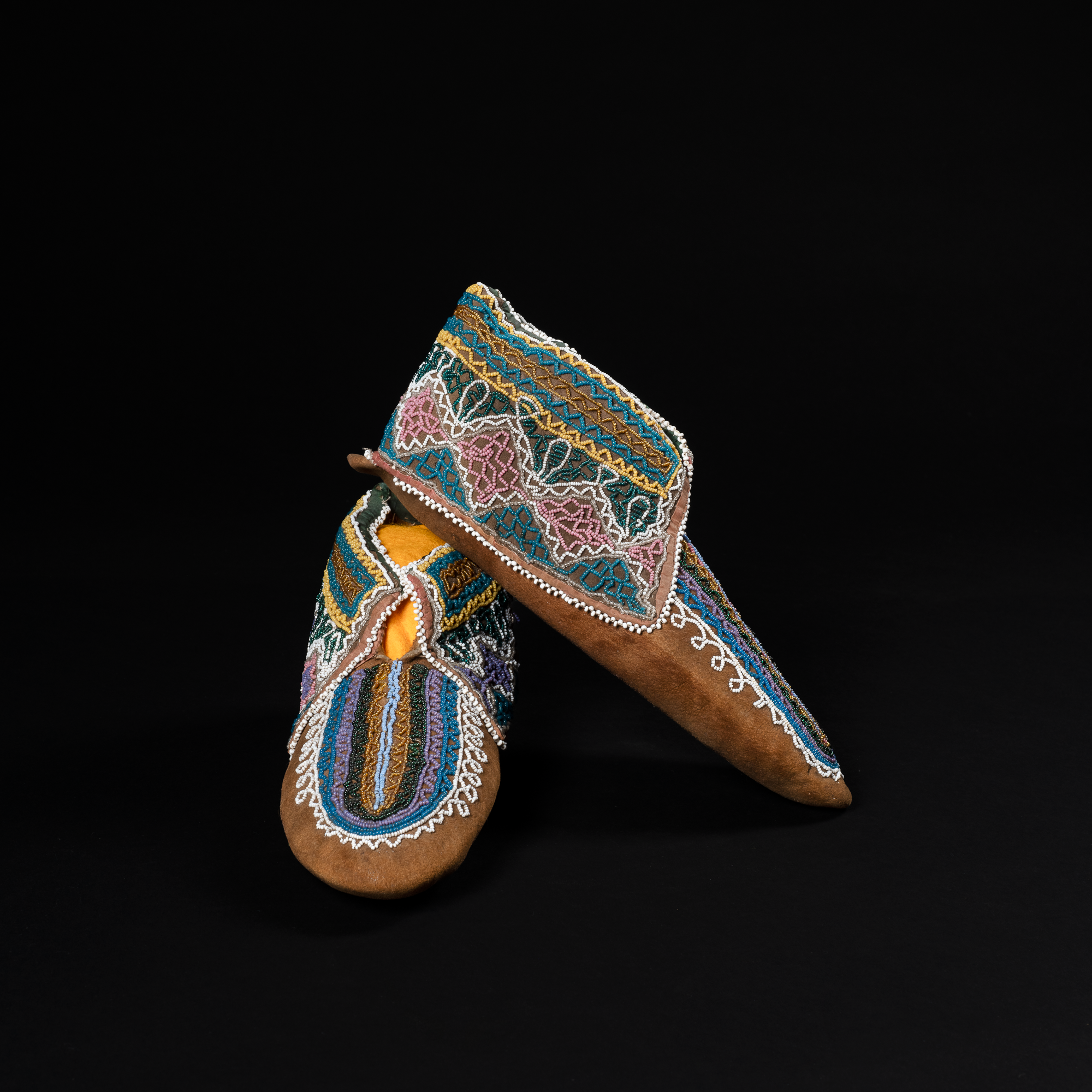 Iroquois_Mokassins_beaded_02a.png