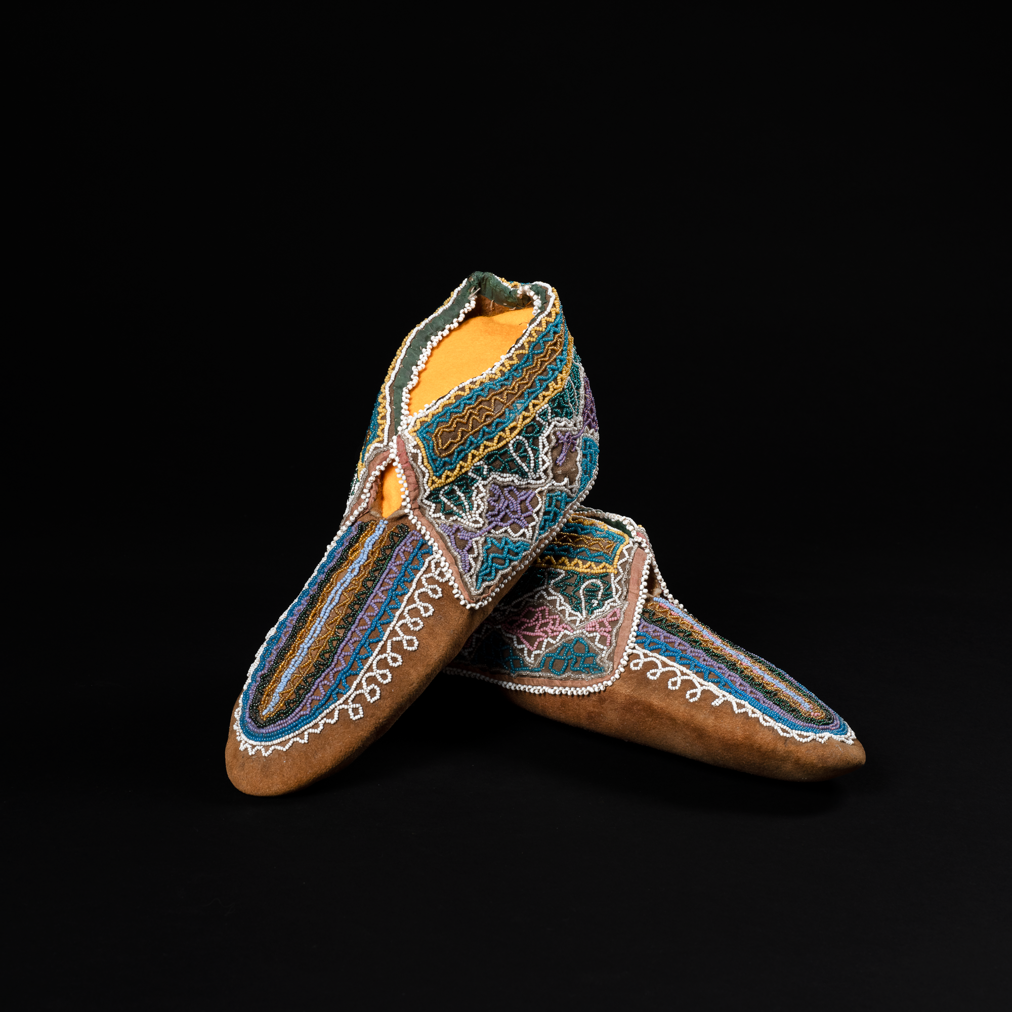 Iroquois_Mokassins_beaded_02b.png