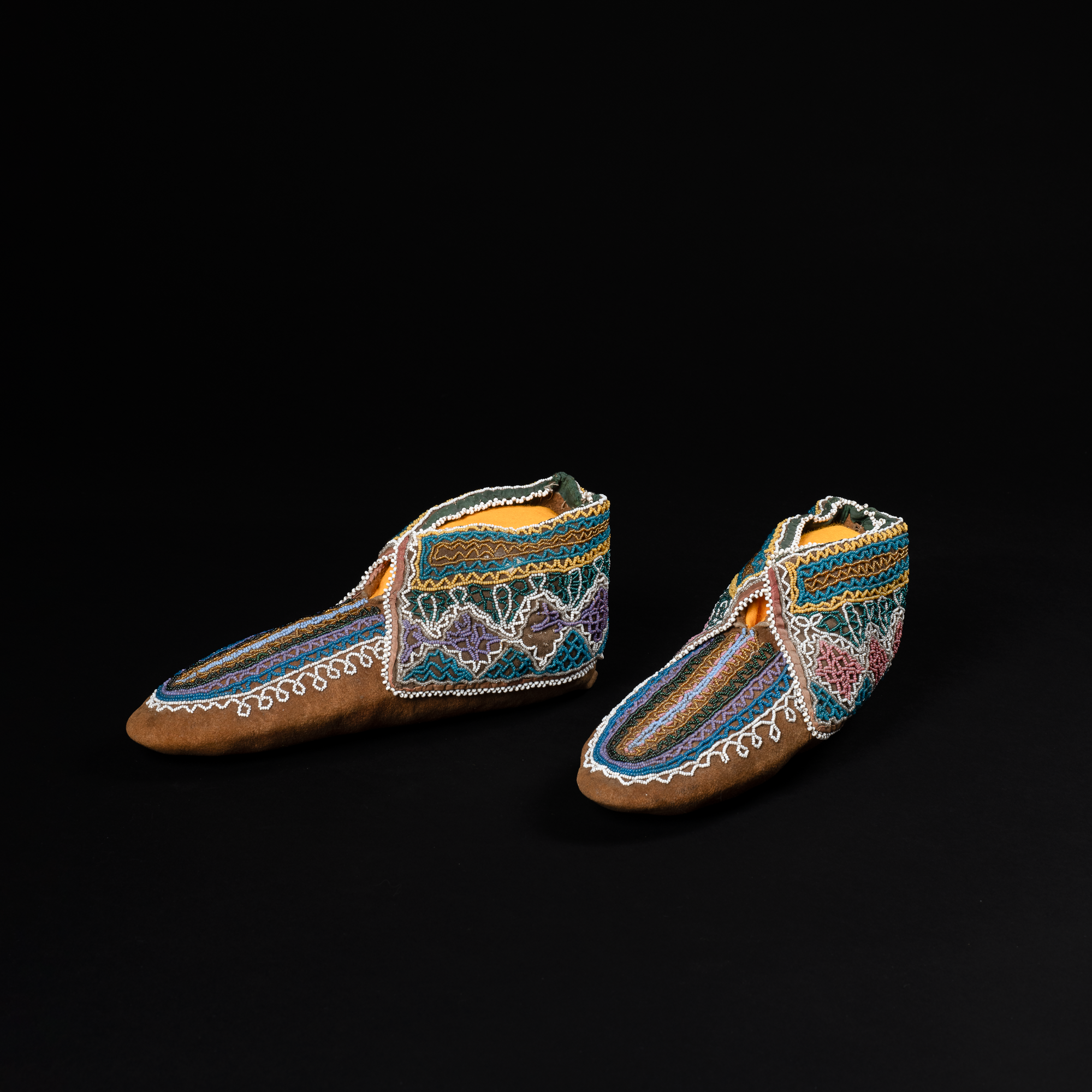 Iroquois_Mokassins_beaded_03a.png