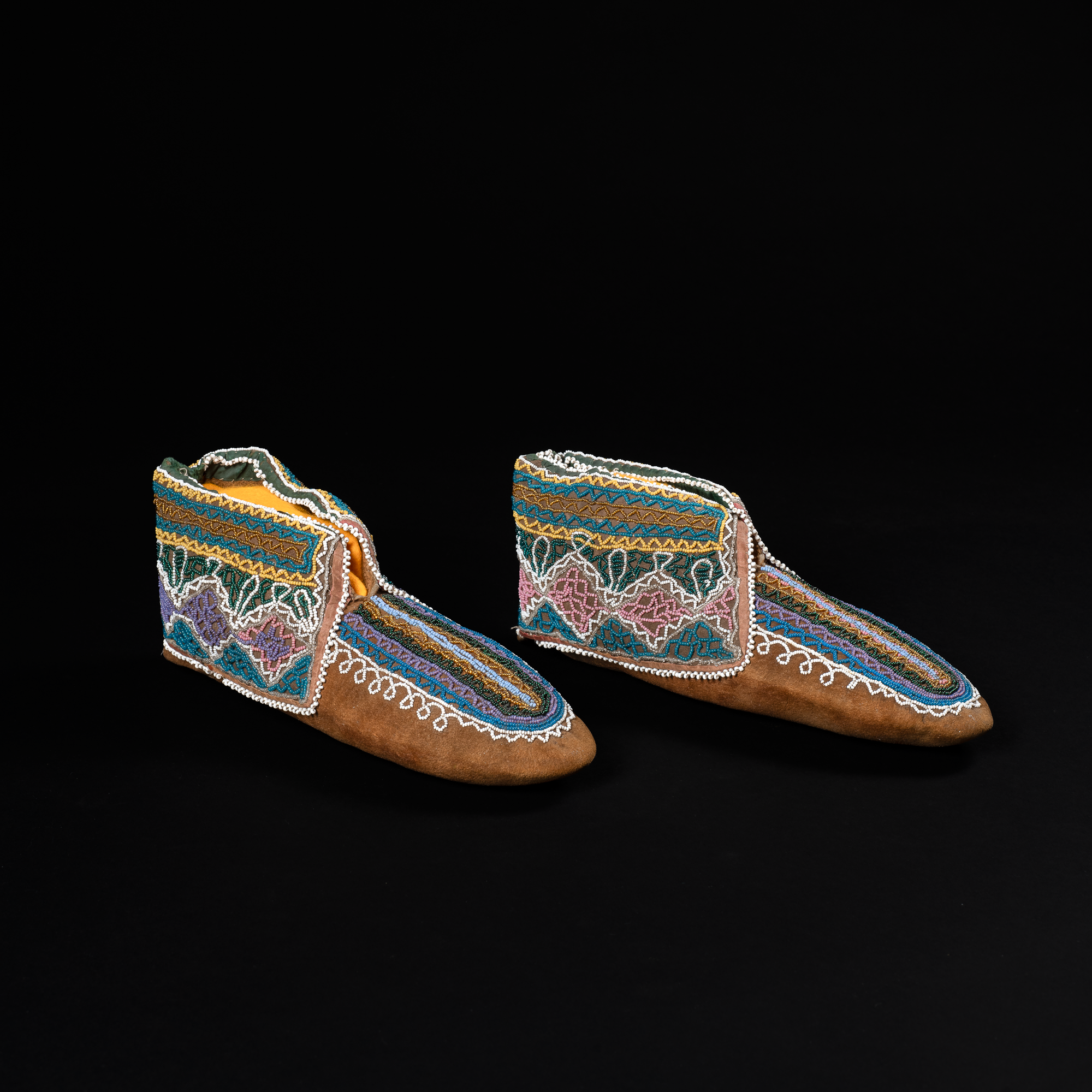 Iroquois_Mokassins_beaded_03b.png