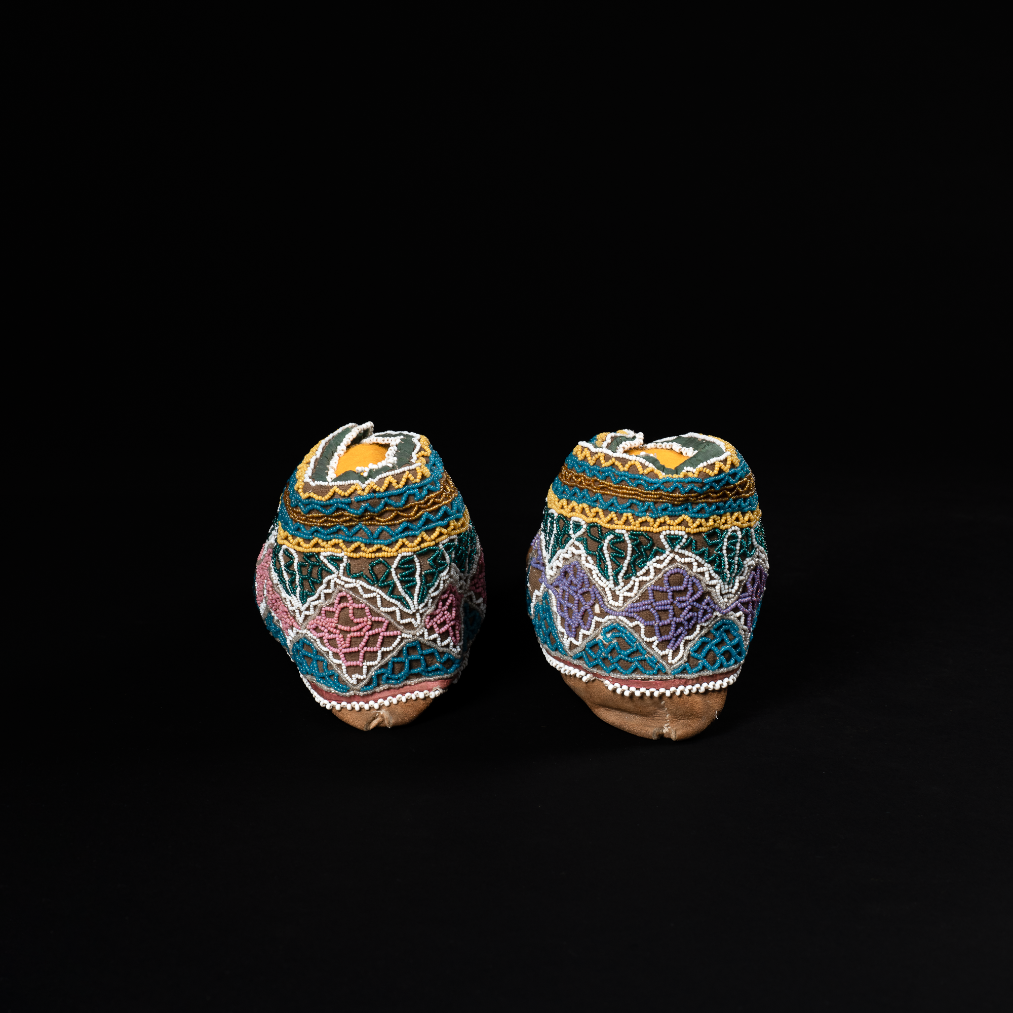 Iroquois_Mokassins_beaded_04.png
