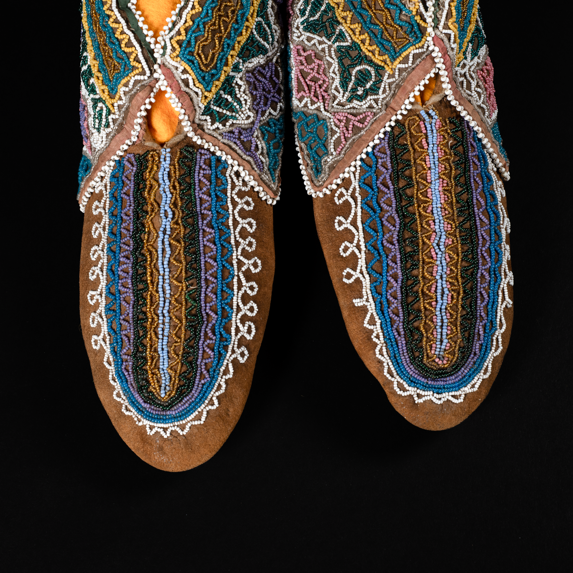 Iroquois_Mokassins_beaded_05.png