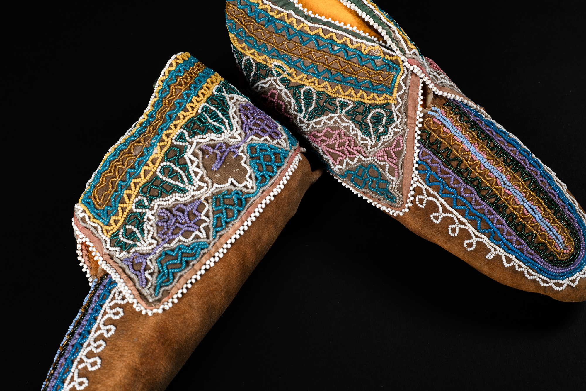 Iroquois_Mokassins_beaded_06.png
