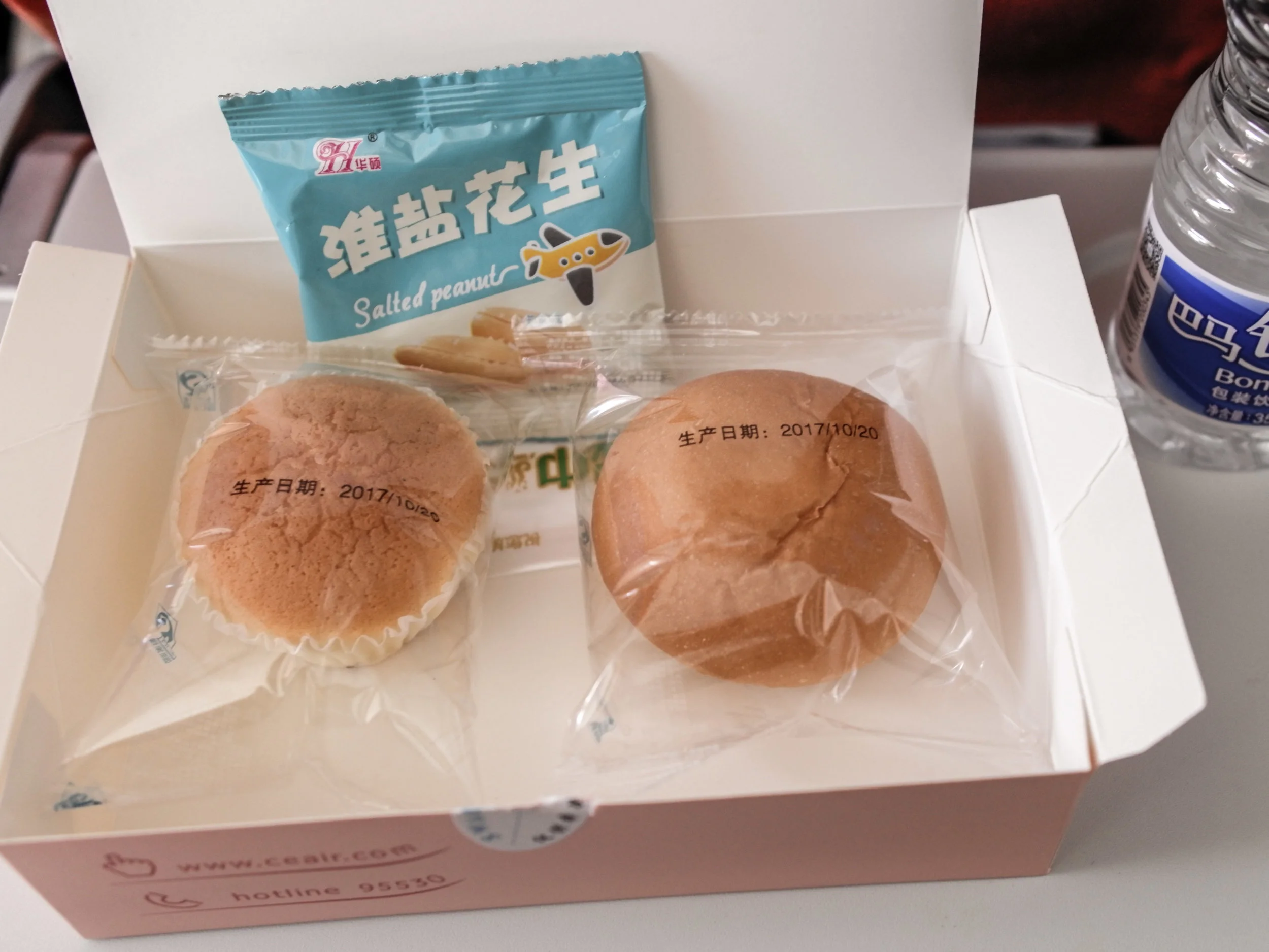 China Eastern Boeing 737 - snack box