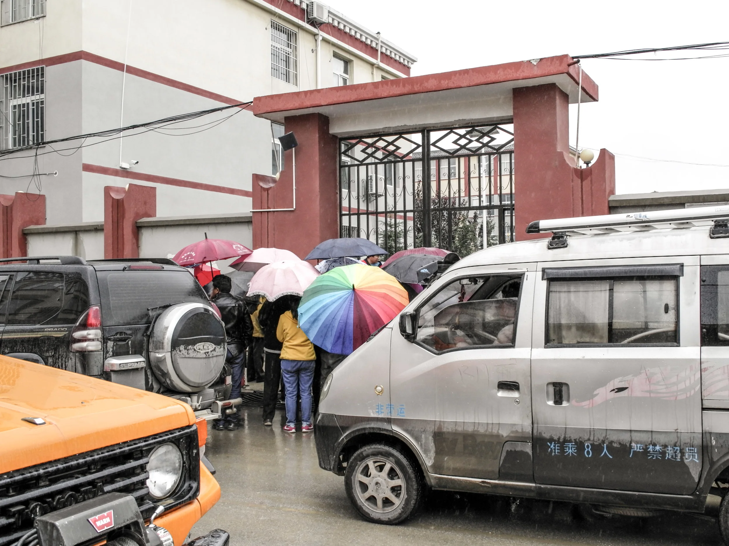 Dêqên - waiting in front of a school