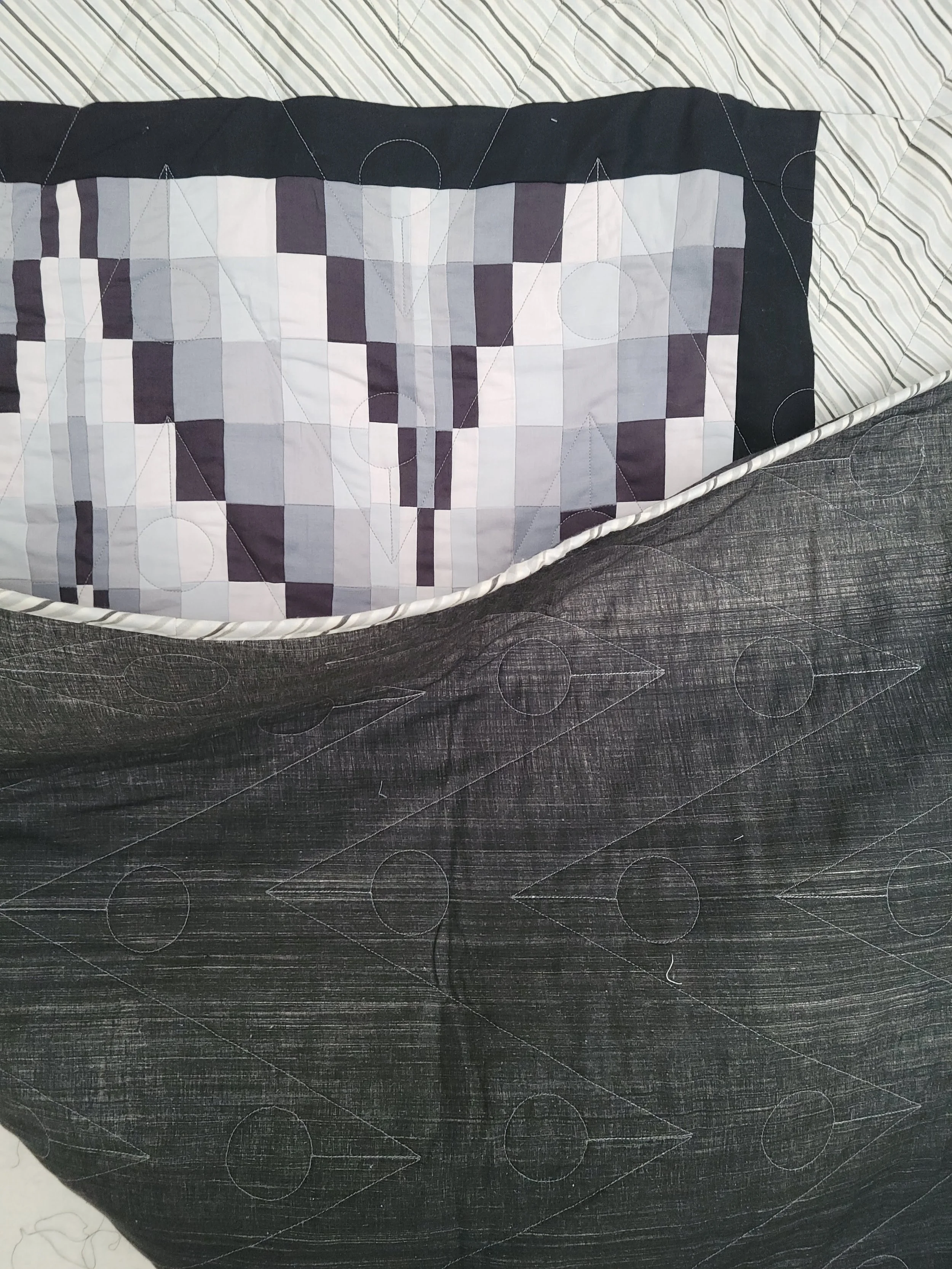 Rounded Feather On Grey Bargello