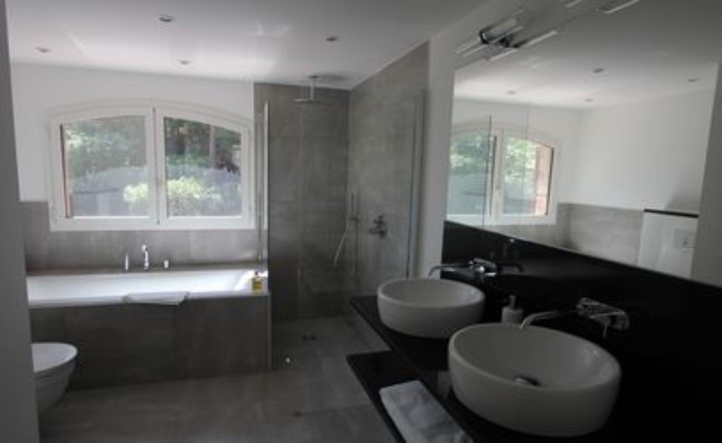 Chloe mbathroom.jpg
