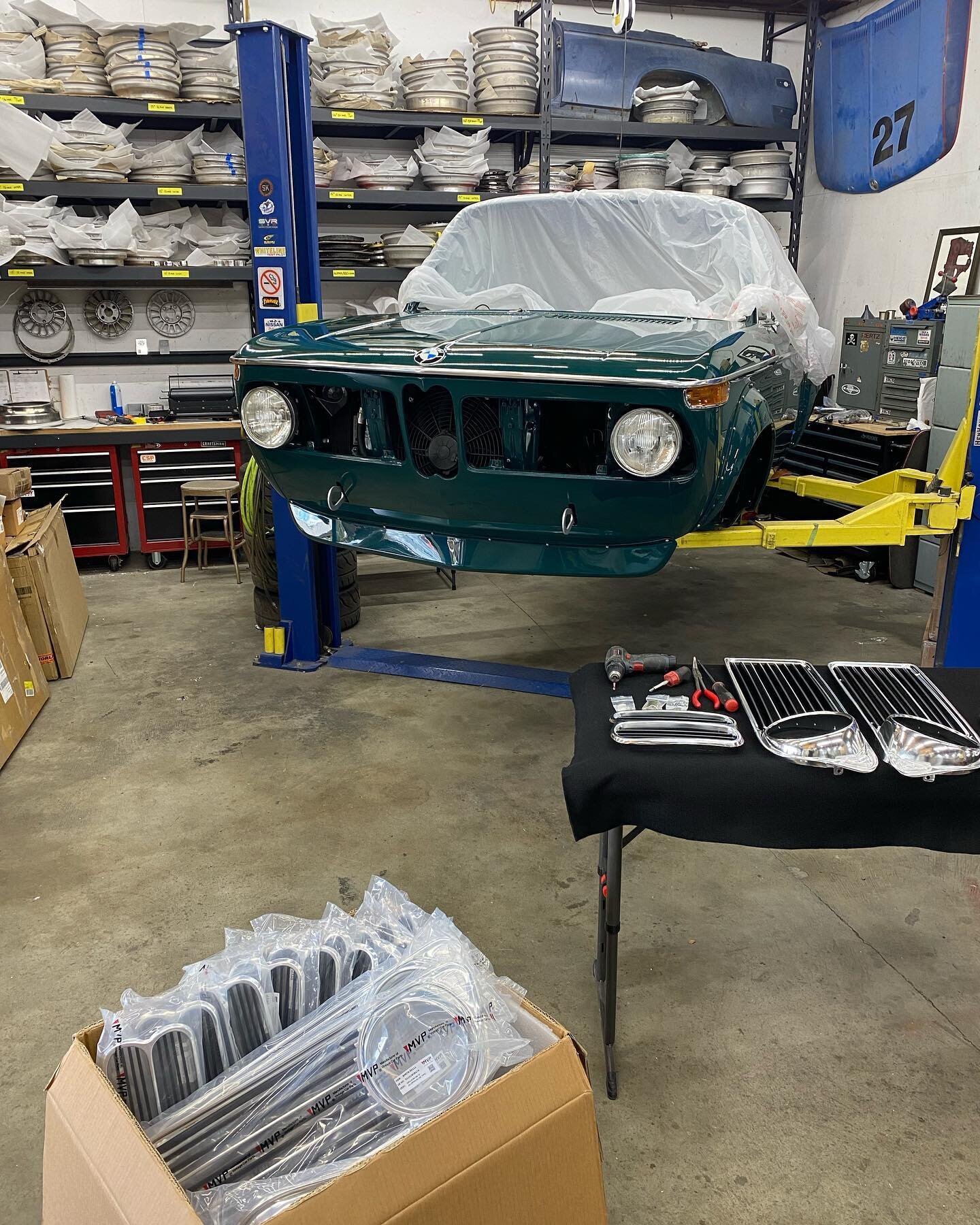 Setting up do make a little install video with the new reproduction early aluminum grills&hellip;we&rsquo;ve got em, we&rsquo;re selling them, stay tuned!
#bmw2002 #bmw2002tii