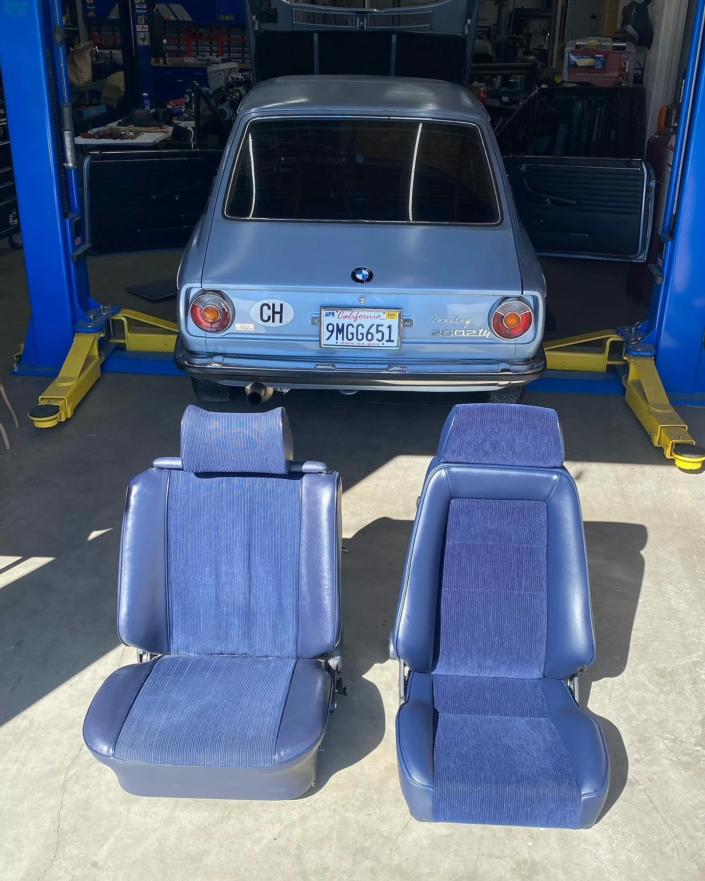 Touring Transformation Tuesday on Bill&rsquo;s 2000tii:

NEW (not tired old E21) Recaro seats done in original Euro velour corduroy (tailored in house, by @plzbeseated ) a short/low air dam, front strut brace and V.2 under dash speaker panels (along 
