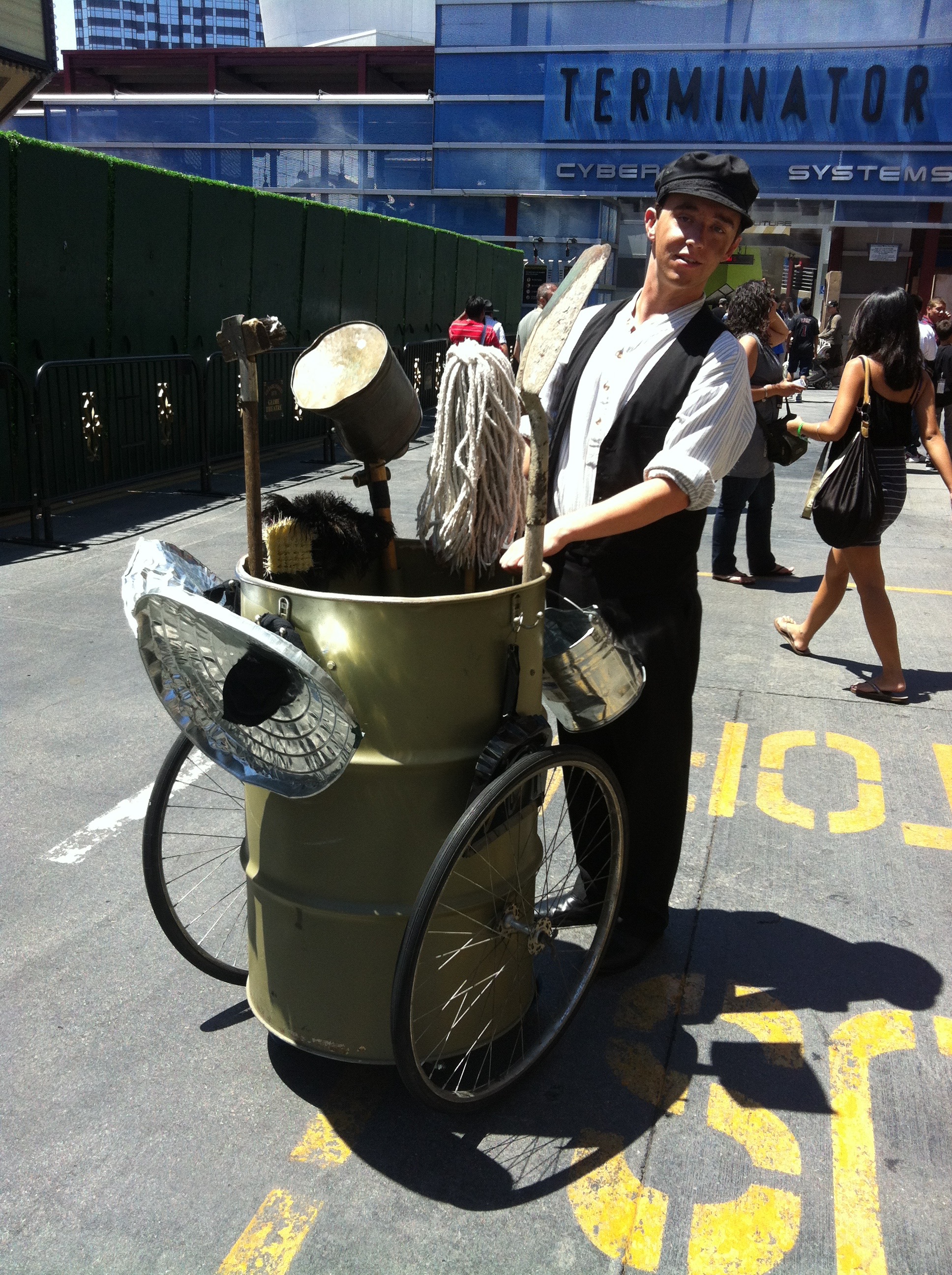 "Thomas the Dustman", Strolling Entertainer, Universal Studios Hollywood